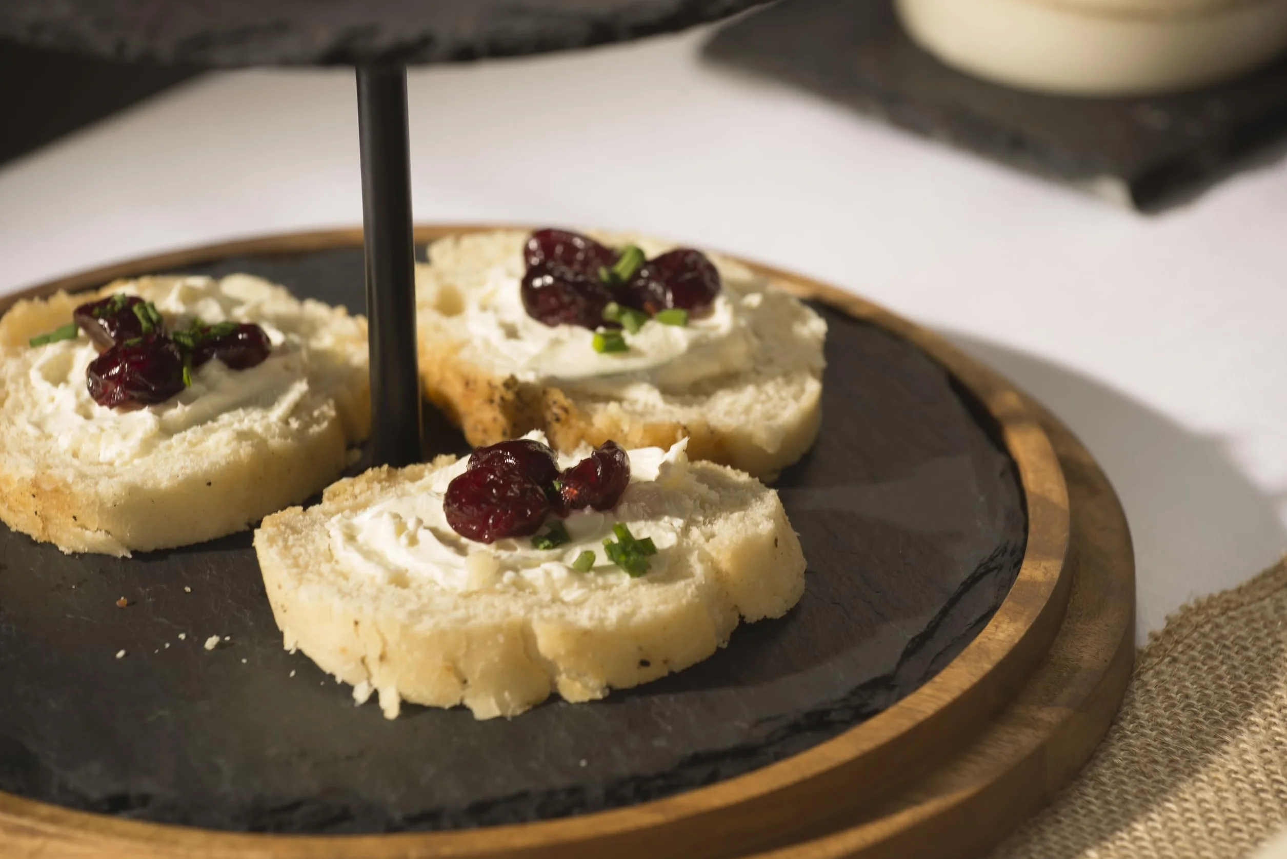 Artesà, dwupoziomowy stojak do serwowania i dzwonek na tort z 2 poziomami, szklany dzwonek, talerze do serwowania z łupka, stojak do serwowania z płyt łupkowych i drewnianą podstawą, 22 x 31 cm –