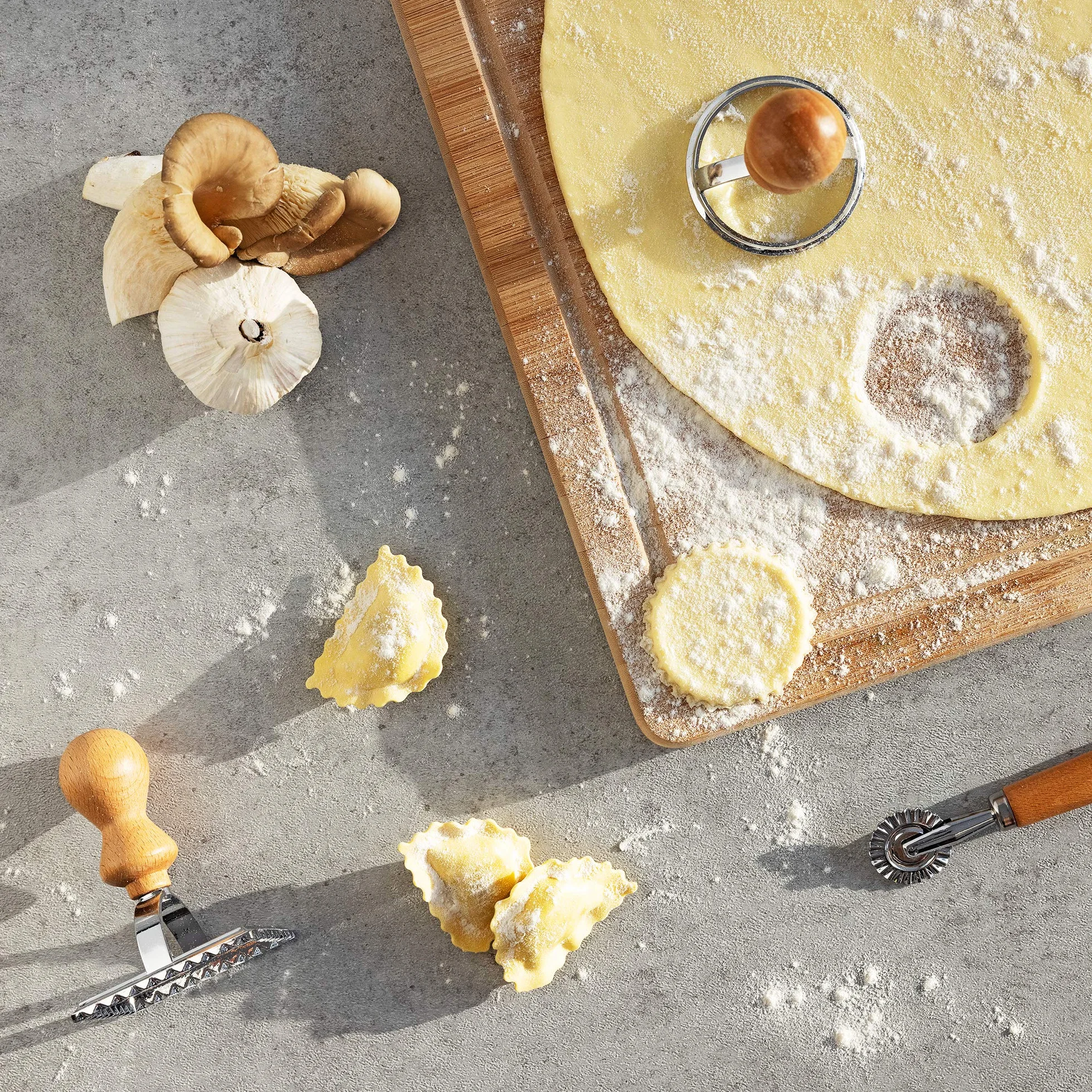 Navaris Zestaw stempli Ravioli – zestaw 3 foremek kształtowych z wałkiem do krojenia domowych paczek makaronu ravioli, narzędzia do wykrawania ciasta i ciasta