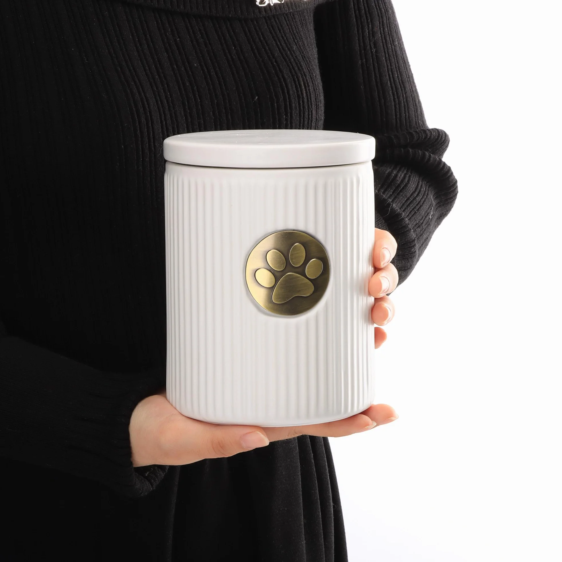 Urna dla psów ceramiczna biała na popiół 15kg z metalową płytą odcisku łapy