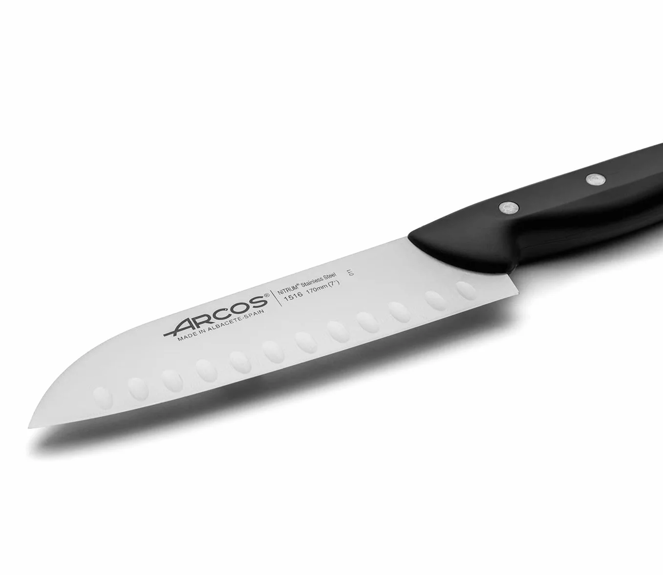 ARCOS Noże Santoku i Nitrum ze stali. Japoński nóż kuchenny do ryb, mięsa i warzyw. Ergonomiczna rękojeść z POM i ostrze o długości 170 mm. Wielofunkcyjny. Seria Maitre. Kolor czarny.