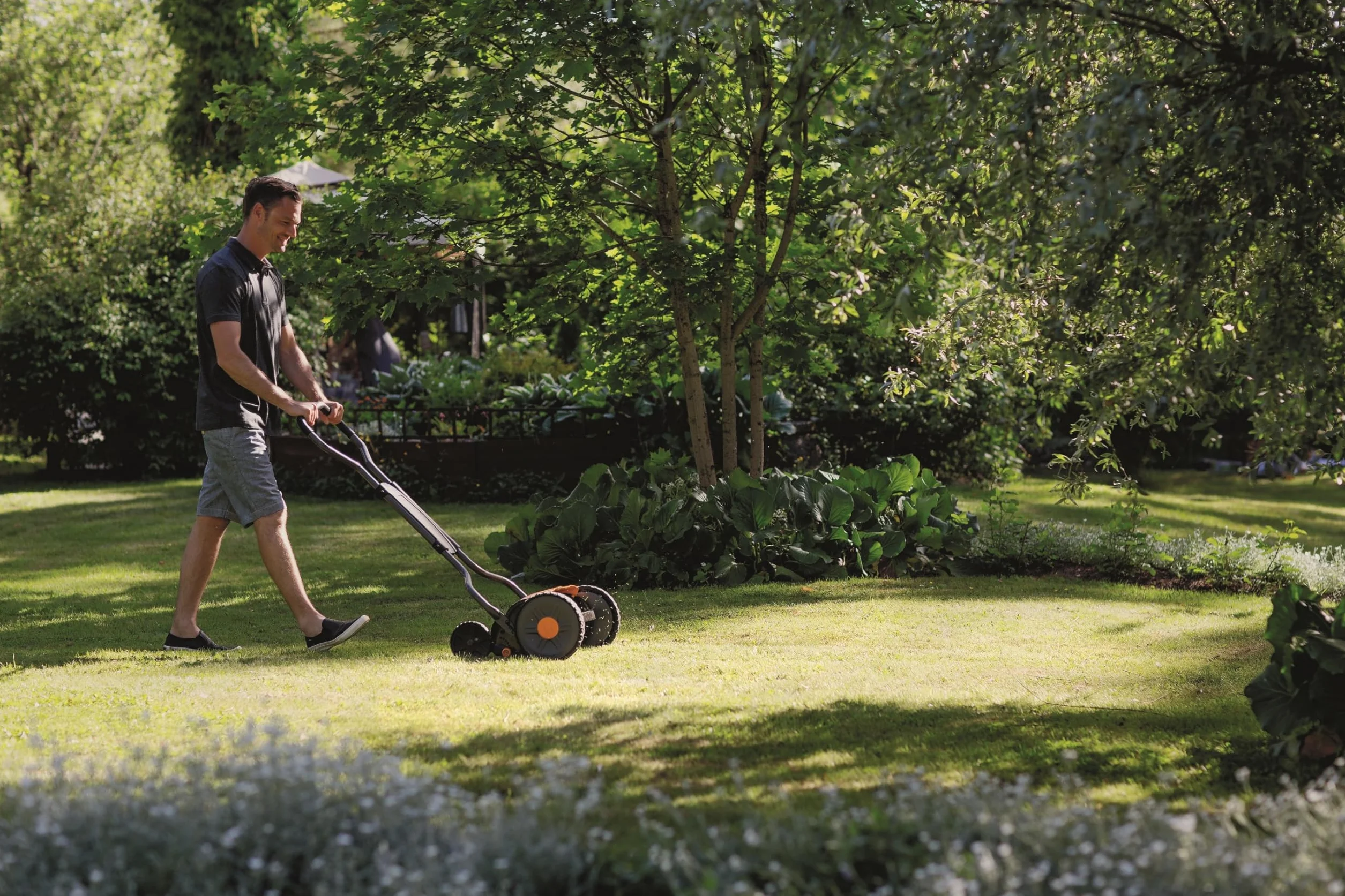 Fiskars Kosiarka bębnowa, Do trawy z bezkontaktowym systemem tnącym, Szerokość koszenia: 43 cm, StaySharp Plus, Czarna/ pomarańczowa/ srebrna, 1015649