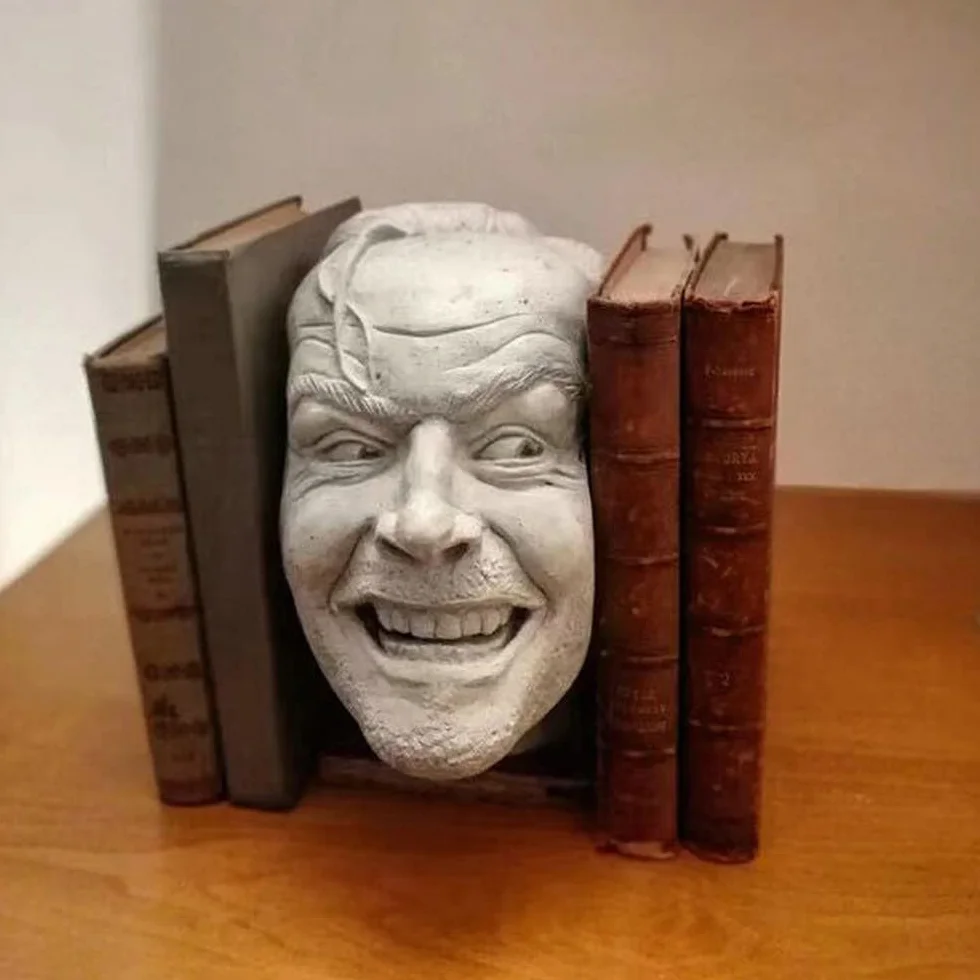 MBLUE Rzeźba lśniącej biblioteki podpórki do książek Here's Johnny Rzeźba Żywica Pulpit Ornament Półka na książki Zabawny ornament
