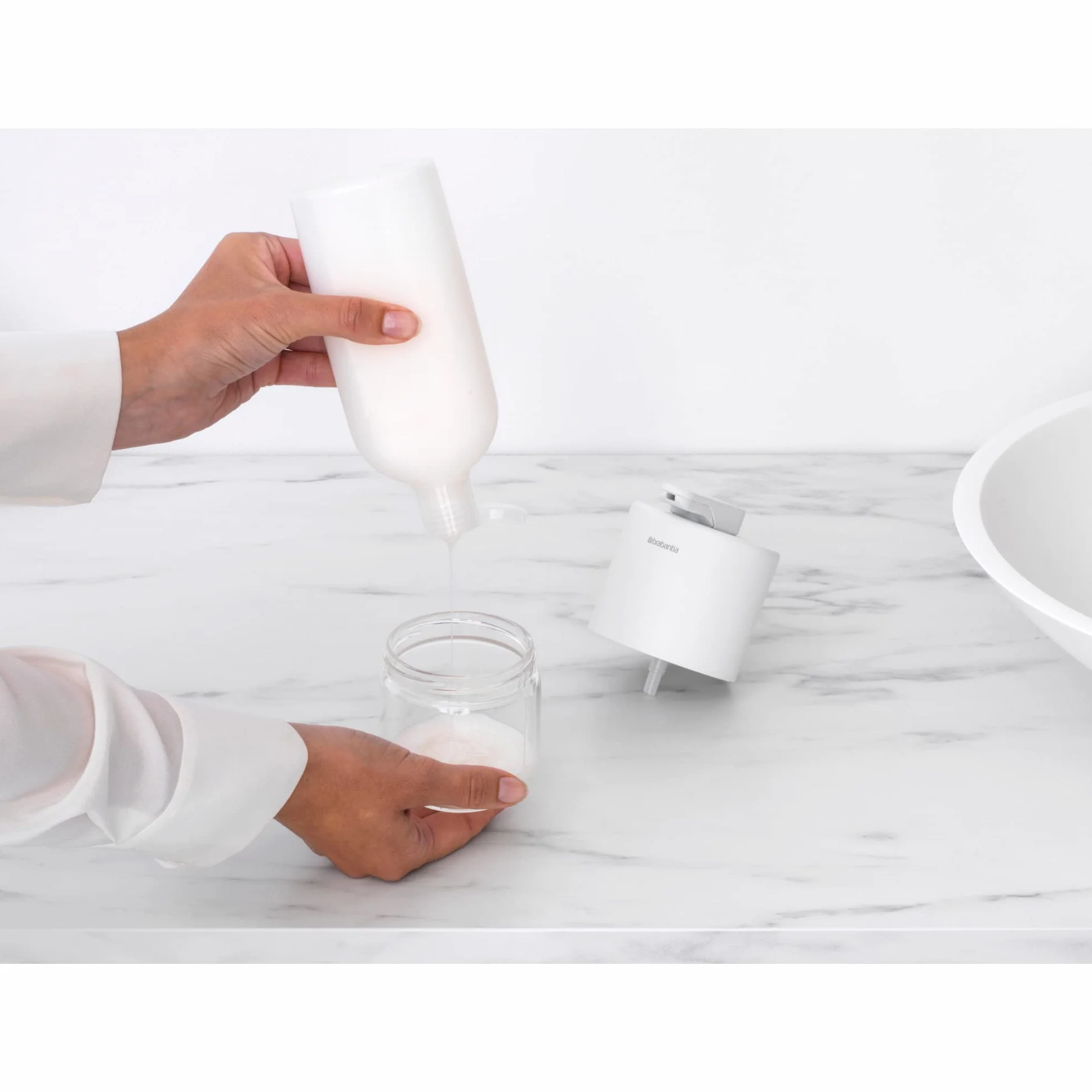 Brabantia - Mindset Dozownik Mydła - Niekapiący Mechanizm Pompki - Łatwy do Uzupełnienia - Wykonany z Odpornego na Korozję Metalu i Szkła - Stylowy Dodatek do Łazienki - Fresh White - 200 ml