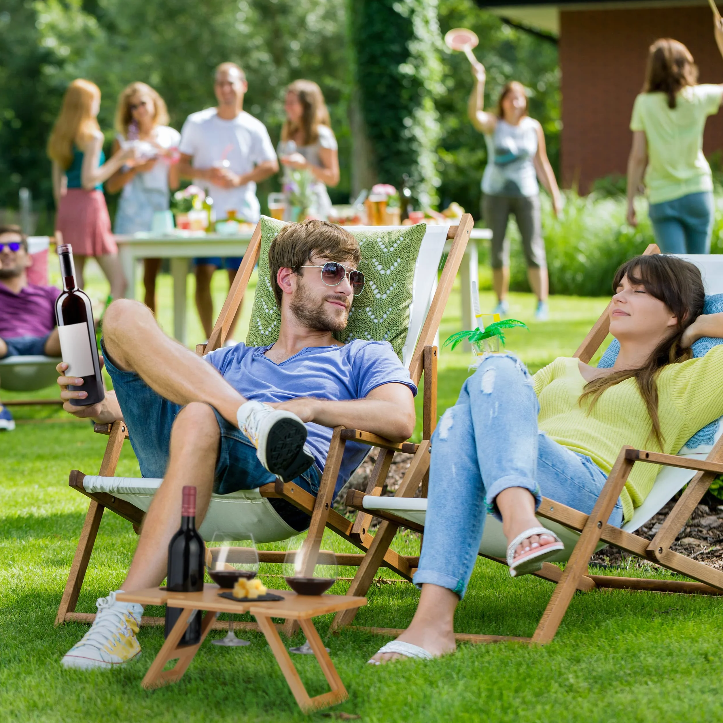 Relaxdays Stół piknikowy, składany, wys. x szer. x gł.: 20 x 40 x 30 cm, uchwyt na 4 kieliszki do wina i 1 butelka, bambusowa taca na wino, kolor naturalny