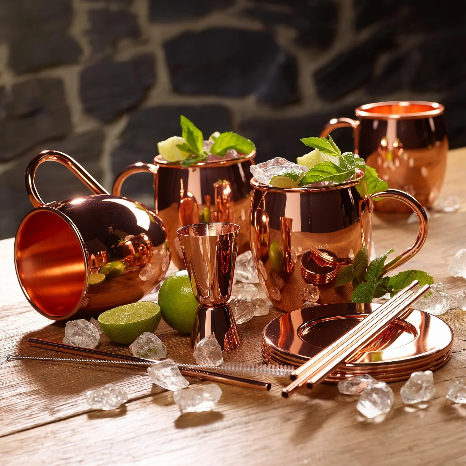 ECHTWERK Moscow Mule zestaw 13 kubków miedzianych ze stali nierdzewnej, składający się z 4 kubków miedzianych 500 ml, 4 podstawek, 4 słomek i 1 miarki 2 cl/4 cl, EW-MM-1714G