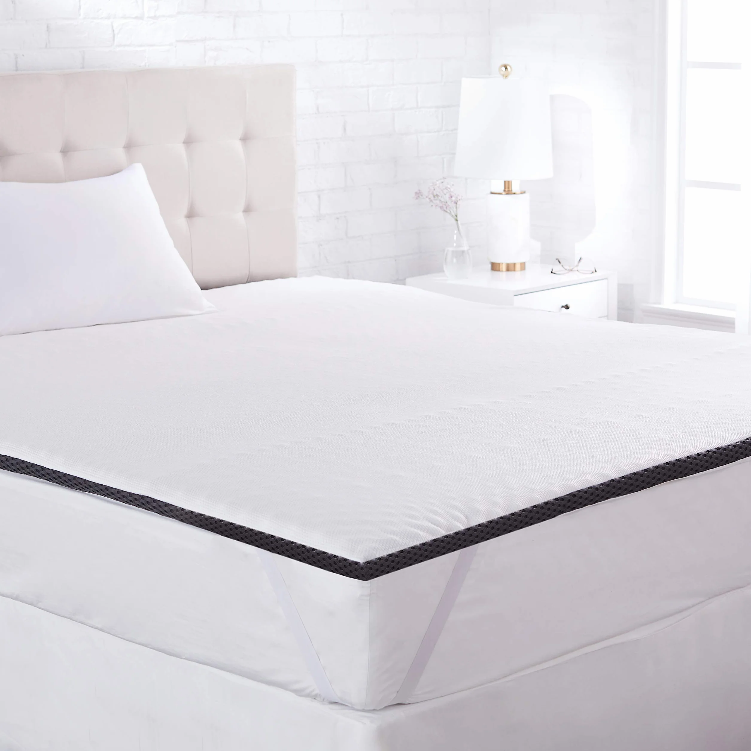 Amazon Basics Ochraniacz na materac 90 x 200 cm, wysokość 4 cm, mata na materac z pianki memory z paskami, biała