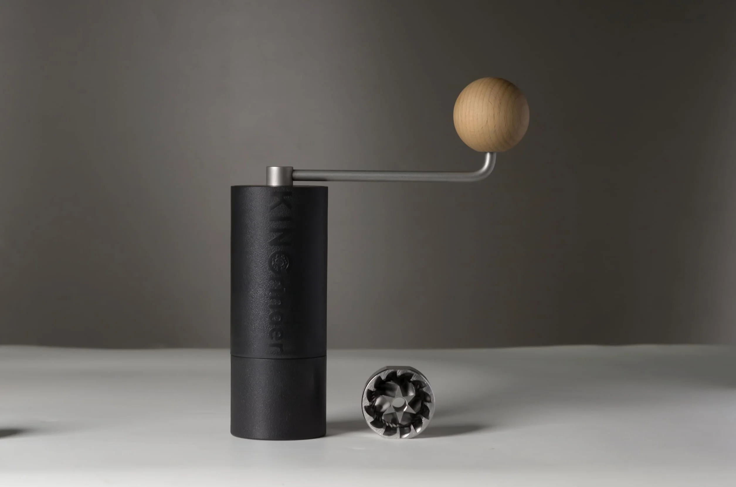 KINGrinder P1 lekki ręczny młynek do kawy do dzbanka Moka, aeropress, French Press, kroplówka ze spójnością montażową, stożkowy młynek ze stali nierdzewnej, pojemność 20g