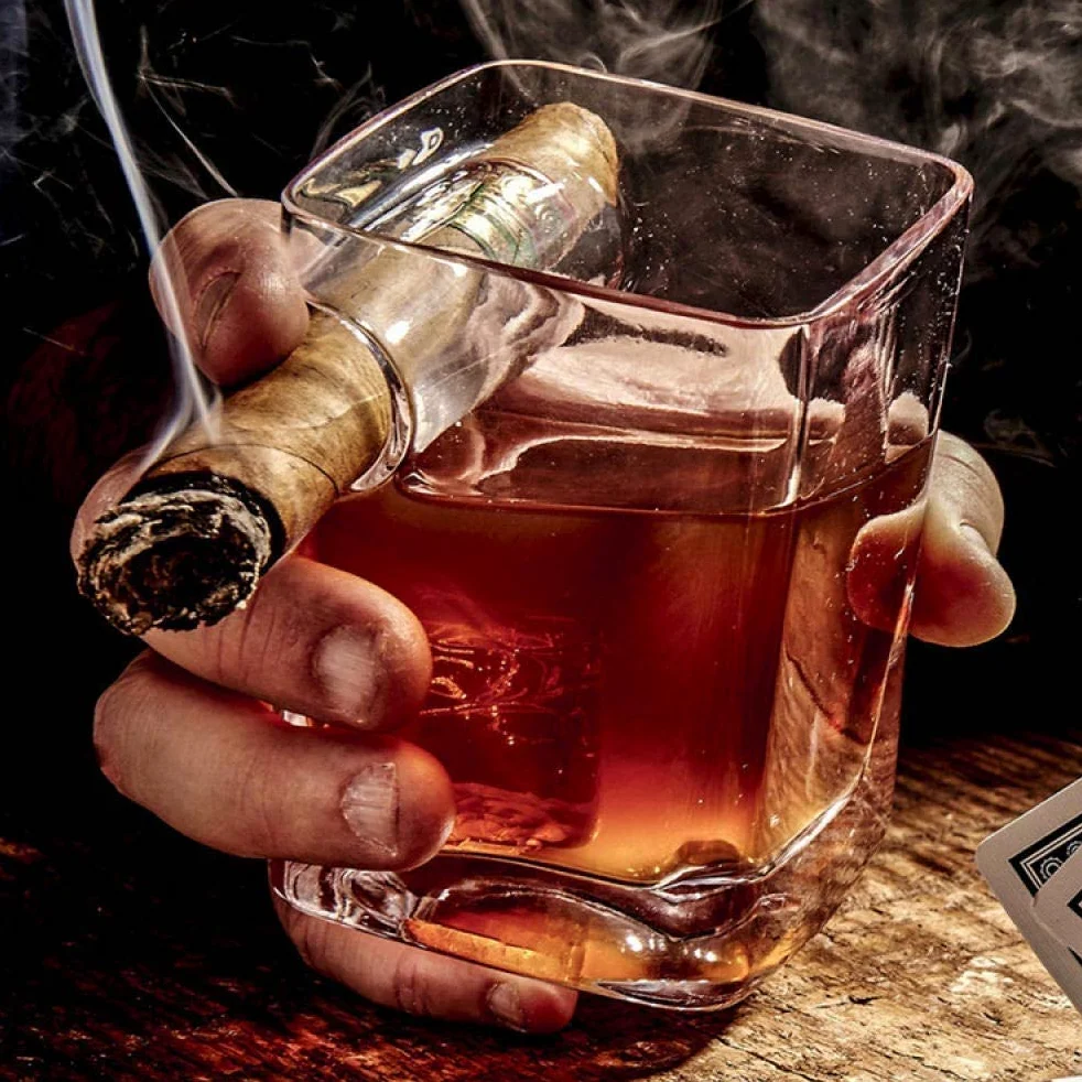 Kieliszek do whisky z uchwytem na cygaro z wbudowaną podpórką na cygaro, bez rąk dla miłośników papierosów, stara moda, ultra przezroczyste szkło, 320 ml