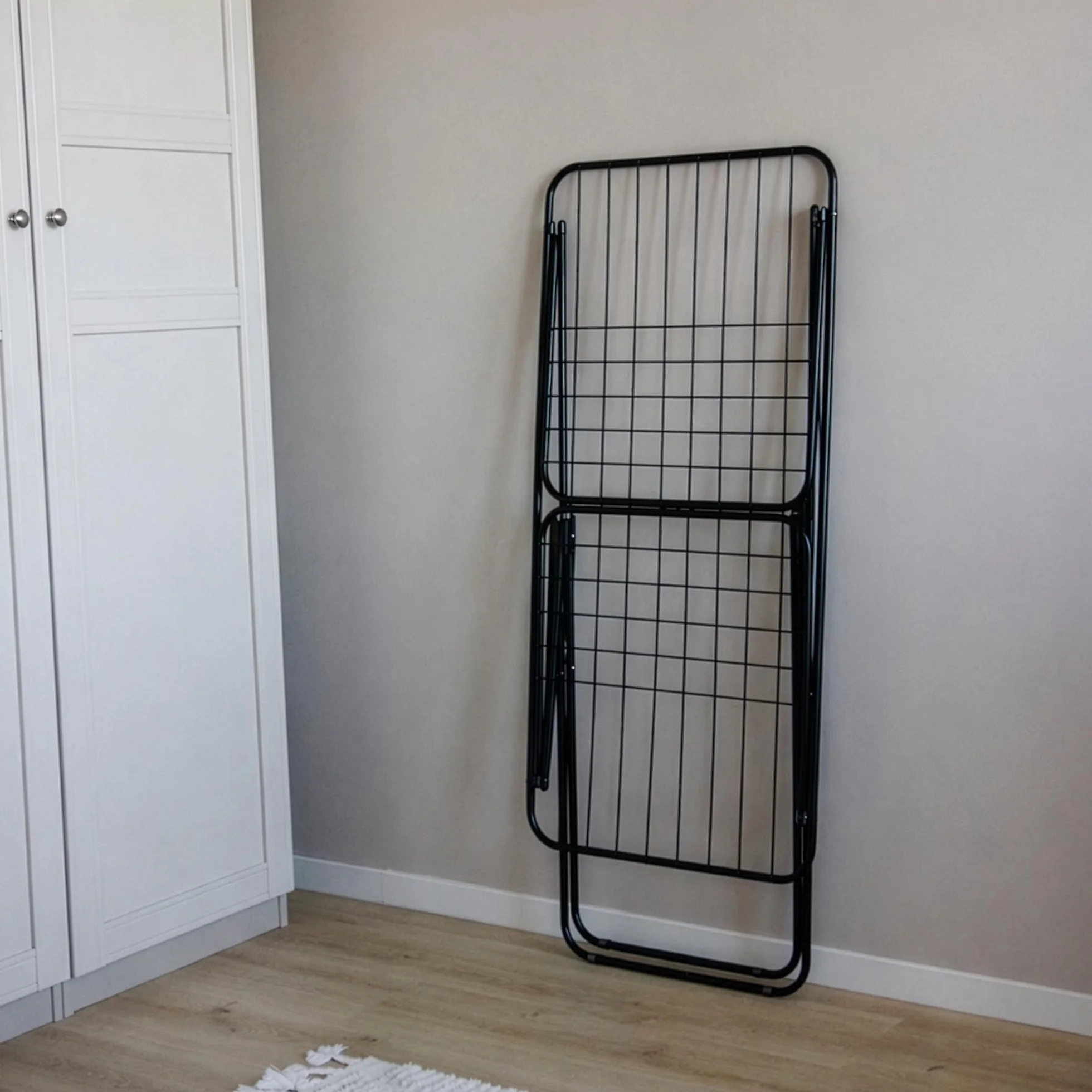 Rörets Suszarka Tony – Zamykane skrzydła – Zamek bezpieczeństwa – 50 x 181 x 92 cm – Powierzchnia suszenia 18 m – Design i jakość od najmocniejszej szwedzkiej marki suszarek (Czarny)