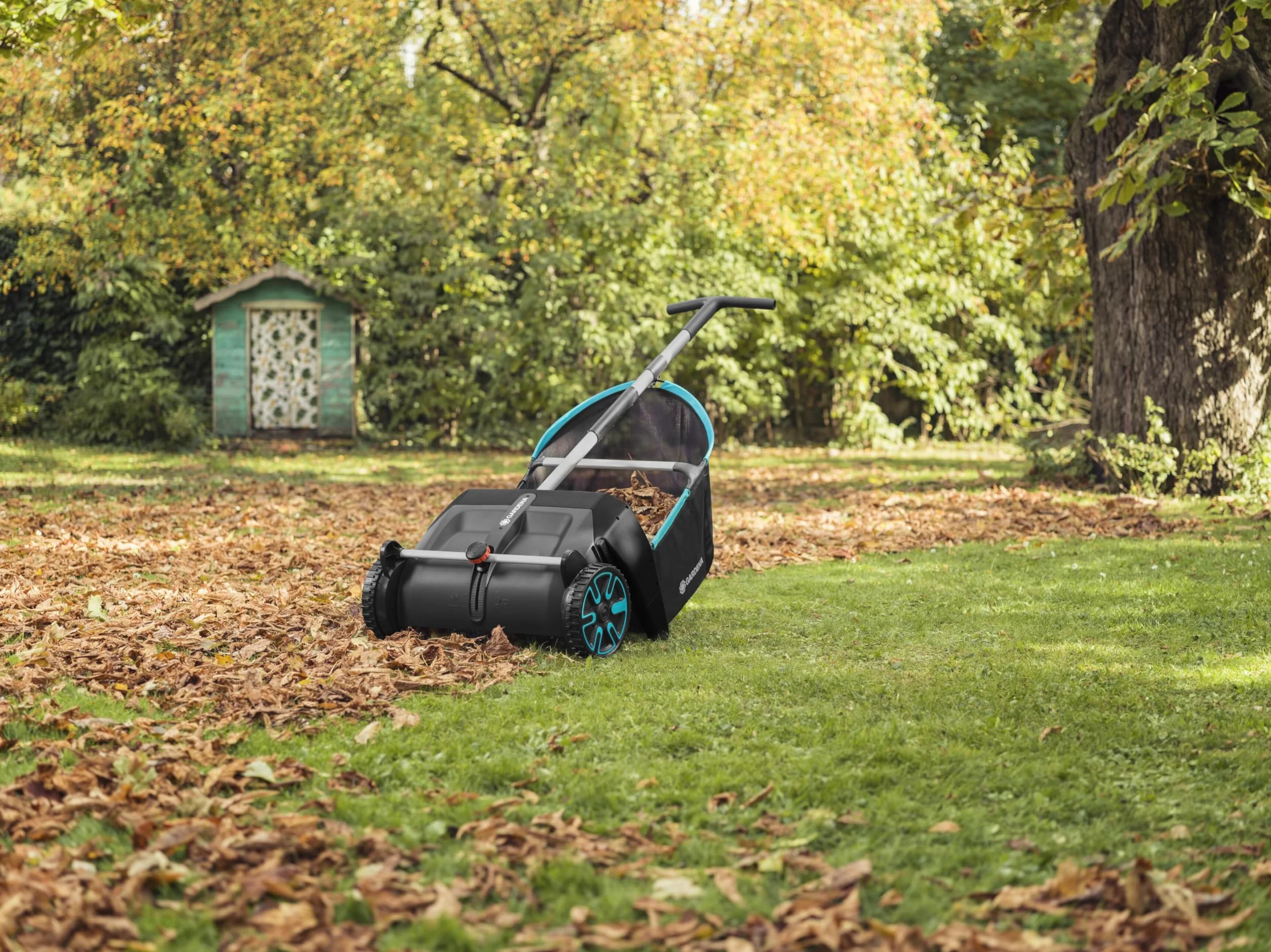 GARDENA Zbieracz liści i trawników: zamiatarka do ogrodu, z wyjmowanym workiem, obracający się system szczotek, ergonomiczny uchwyt, cicha praca 3565-88
