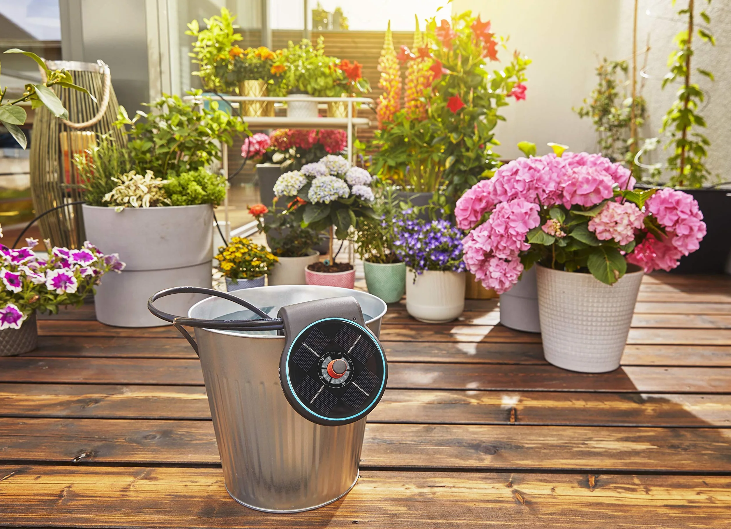 Gardena zestaw AquaBloom do nawadniania z wykorzystaniem energii słonecznej: zasilany energią słoneczną zestaw do nawadn. roślin na balkonie i w donicach, do 4 m wysokości, przez cały sezon (13300-20)