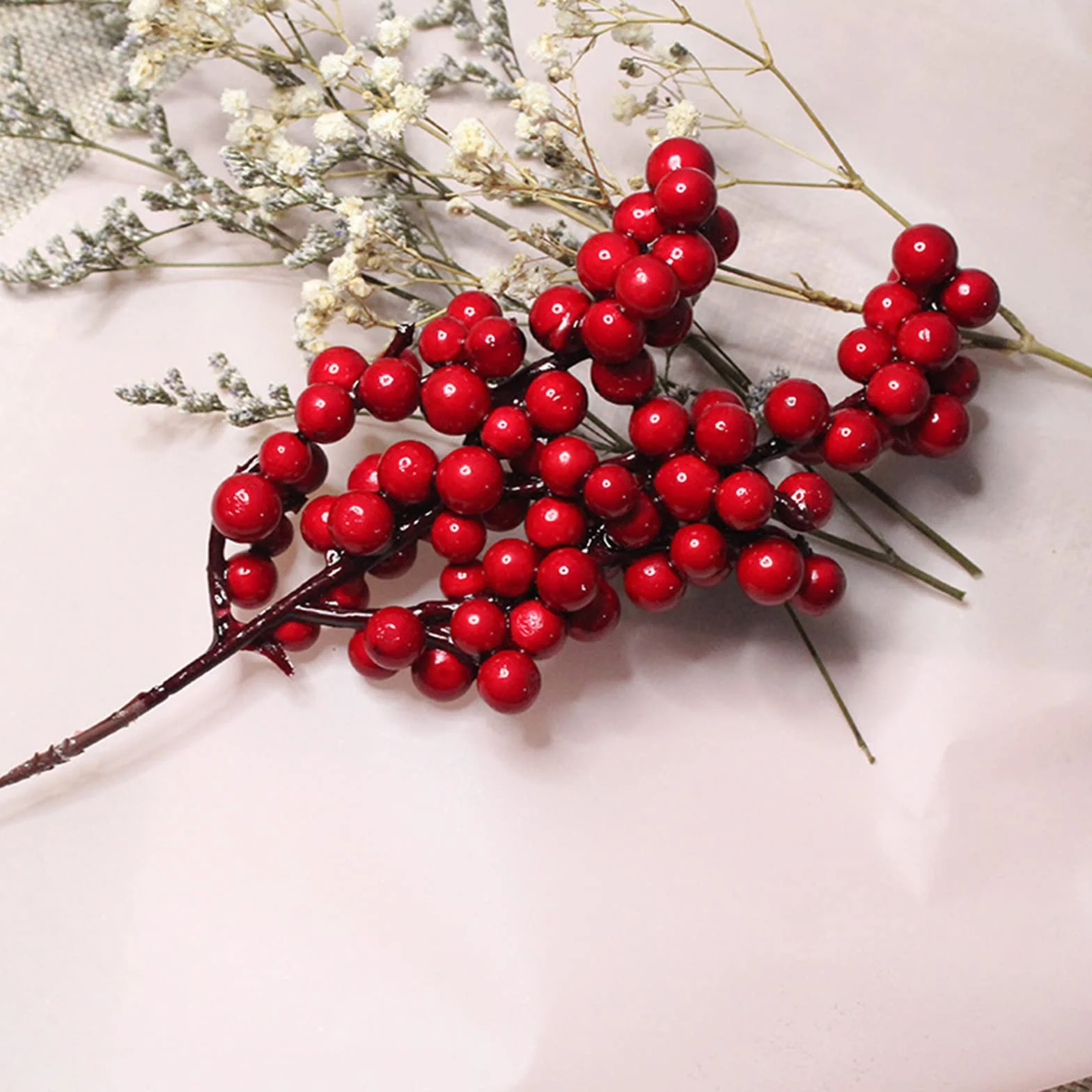 20 sztuk sztucznych czerwonych ostrokrzewów - gałązka jagodowa Holly Berry na ozdoby choinkowe i wieniec bożonarodzeniowy, dekoracyjne gałązki z jagodami
