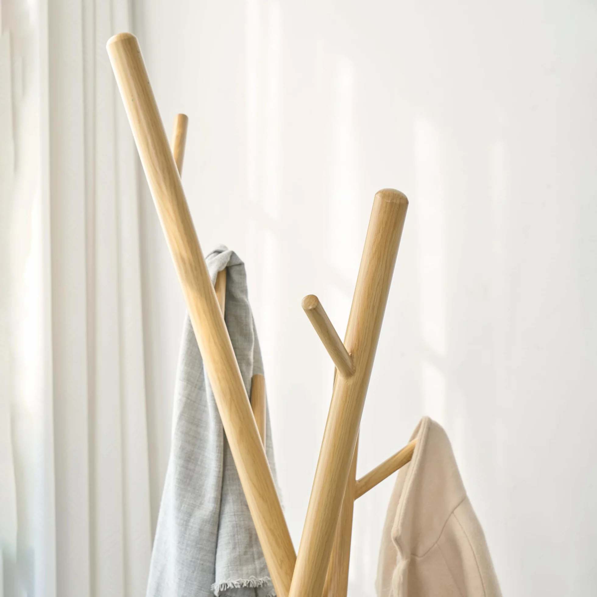 [en.casa] Laerdal wieszak na ubrania, wieszak na kurtki, 172 x 49 x 49 cm, wieszak na ubrania z 5 haczykami, wolnostojący, w kształcie drzewa, stojący wieszak do korytarza, stal biała/wygląd drewna