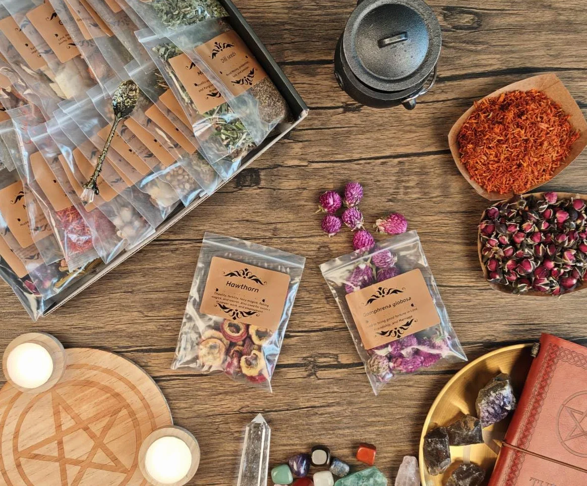 Magical Herbal Zestaw 30 suszonych ziół w torebkach z etykietami Kryształowe łyżki do rytuałów wicca, oczyszczania energii, zaklęć, duchowego uzdrawiania, tworzenia świec