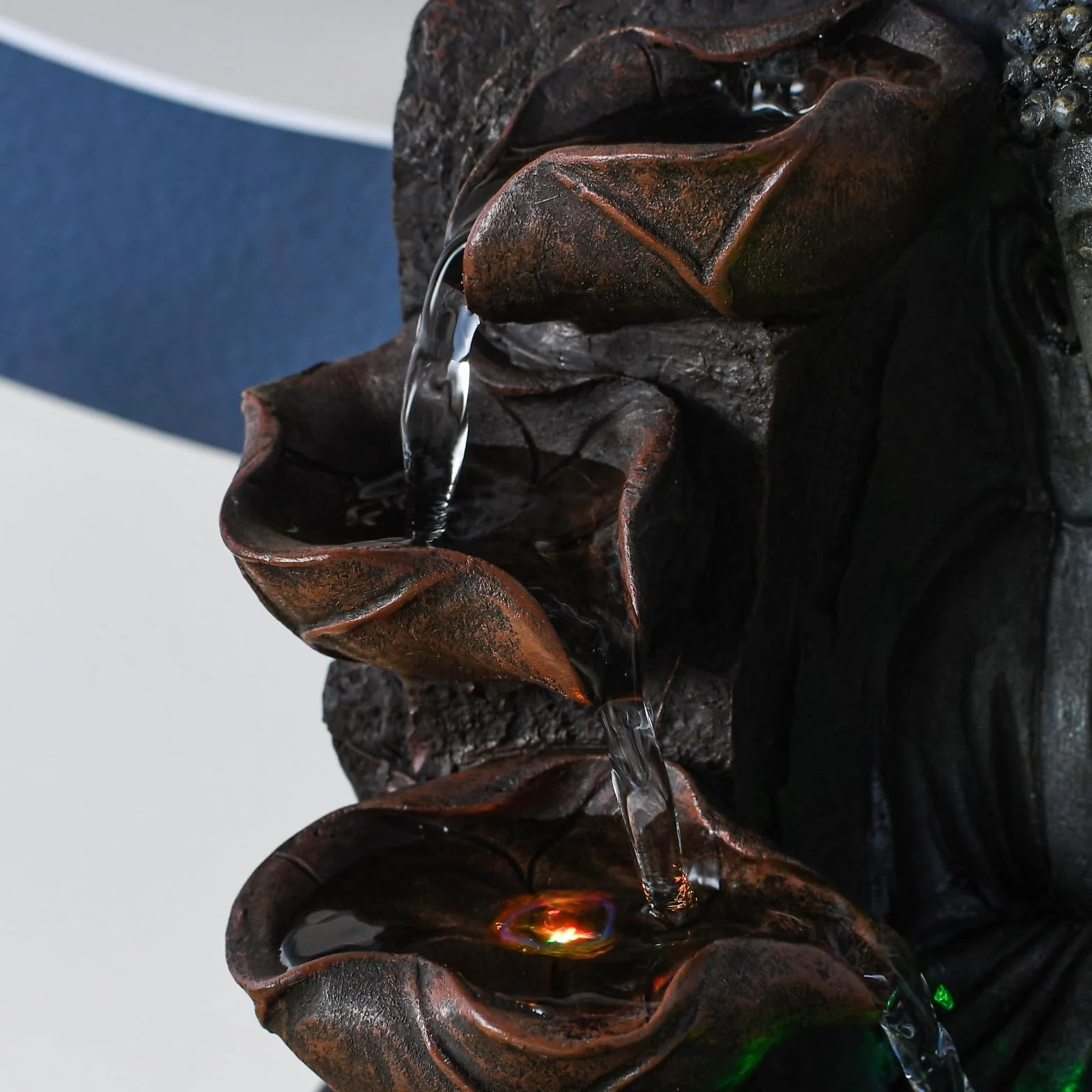 Fontanna wewnętrzna Wodospad Budda Lotos Kolorowe światło LED, dekoracja wnętrz Feng Shui, pomysł na prezent Zen Mind, z dostarczoną cichą pompą, duchowość Zen'Light, 21 x 21 x 26 cm