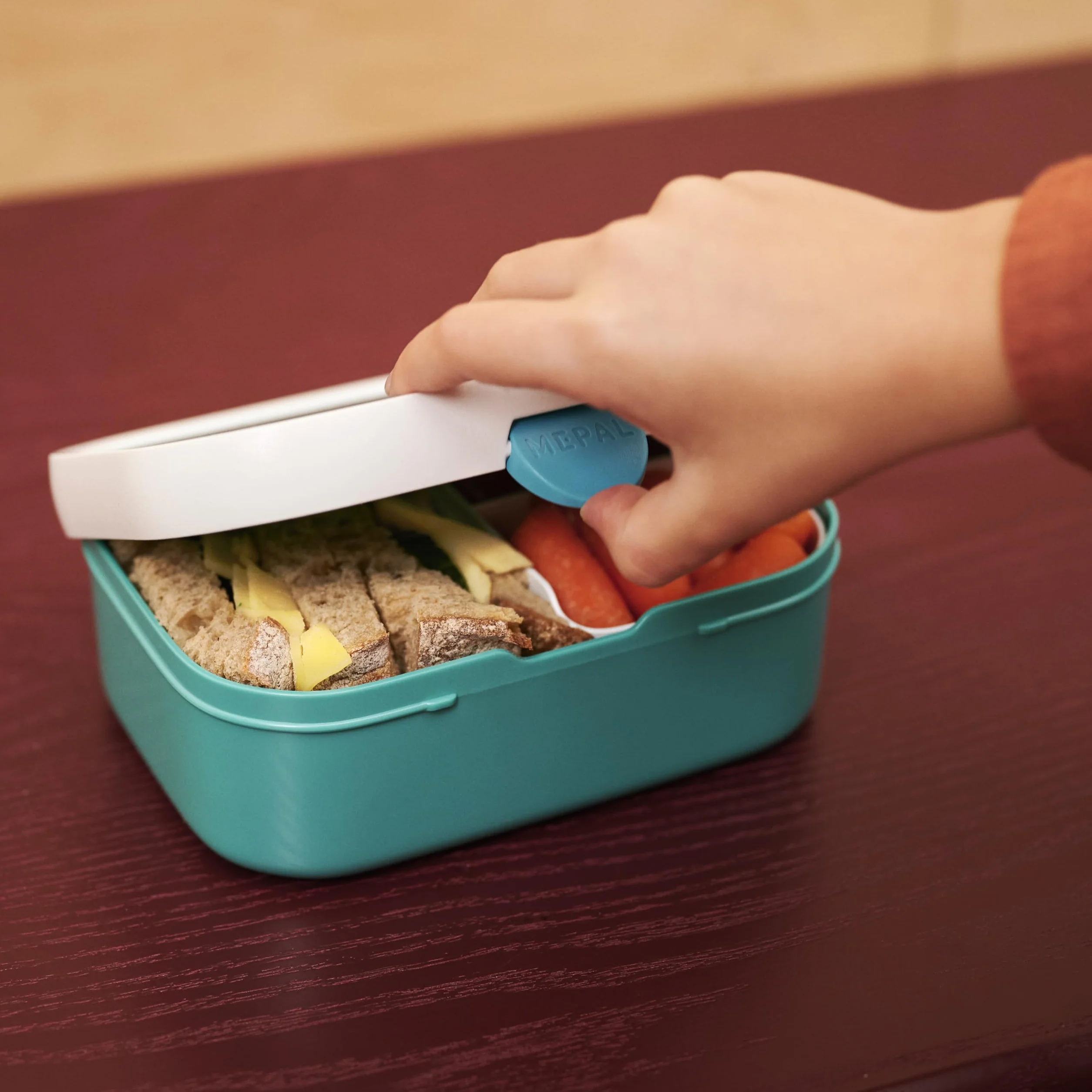 Mepal Pudełko na Lunch dla Dzieci Campus, Pudełko Bento, Pudełko na Przekąski Z Zapięciem na Klips, Bez BPA, Nadaje się do Mycia w Zmywarce, 750 ml, Cool Blue