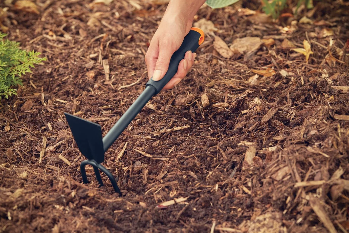 Fiskars Motyka dwustronna, Szpiczaste zęby, Długość 30,5 cm, głowica ze stali nierdzewnej, Trzonek z tworzywa, Czarno-pomarańczowy, Ergo, 1027030