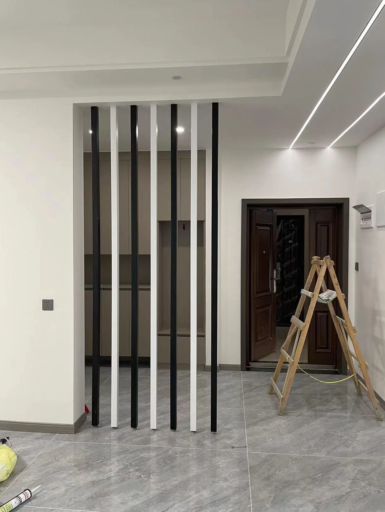 Czarno-biała drewniana ścianka działowa wolnostojąca przegroda do biura studia pokoju dziecięcego zwierzęta domowe - regulowana wysokość 2,4 m 2,2 m 2,1 m - prywatność i styl rozwiązanie