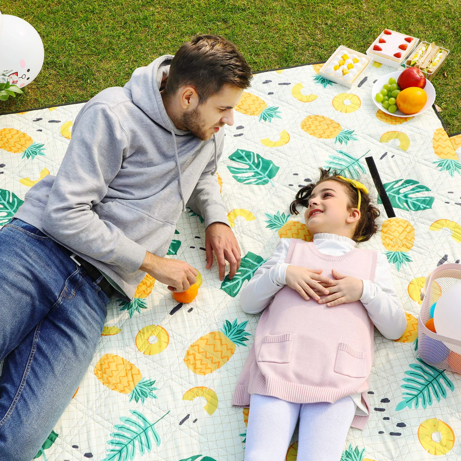 SONGMICS Couverture de Pique-Nique, 200 x 200 cm, Tapis de Plage, Grand, pour Camping, Parc, Cour, extérieur, Surface imperméable, Lavable en Machine, Pliable, Motif Ananas GCM087Y01
