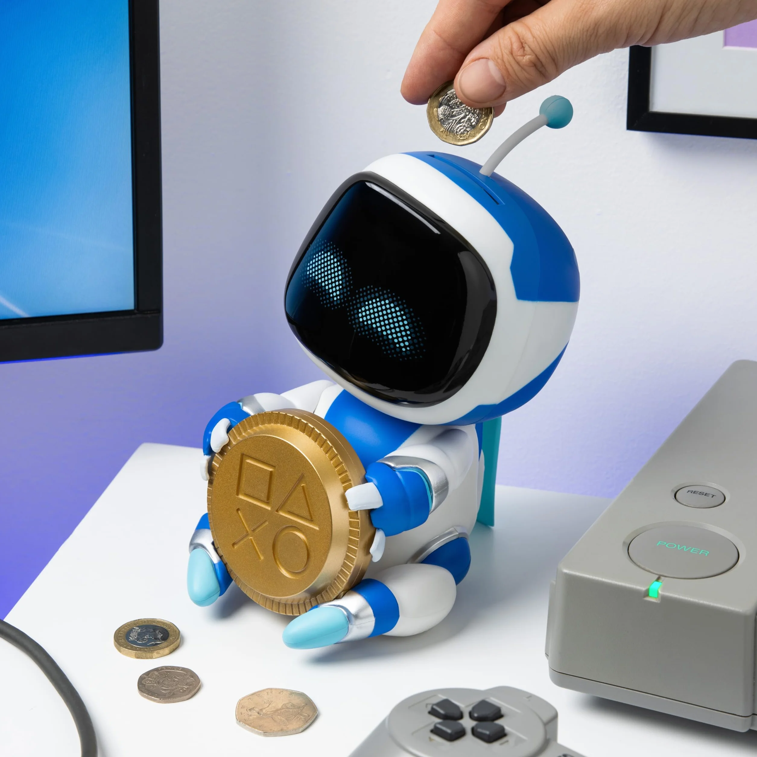 Astro Bot skarbonka – 18 cm interaktywne pudełko na monety z efektami dźwiękowymi, świnka skarbonka na baterie, dla dzieci i graczy | Paladone