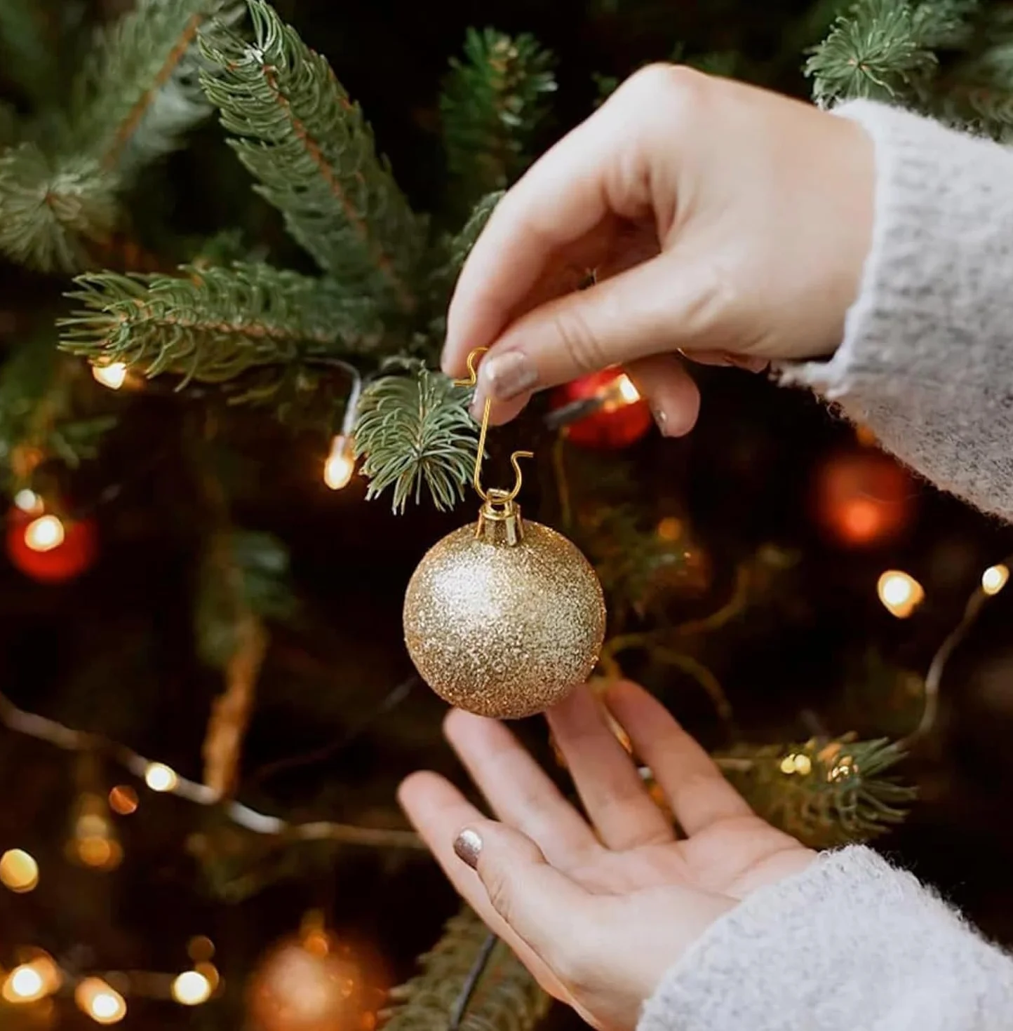 MERRYXMAS 100 haczyków na choinkę: złote i srebrne haczyki w kształcie litery S na bombki choinkowe i dekoracje bożonarodzeniowe (100 szt.)