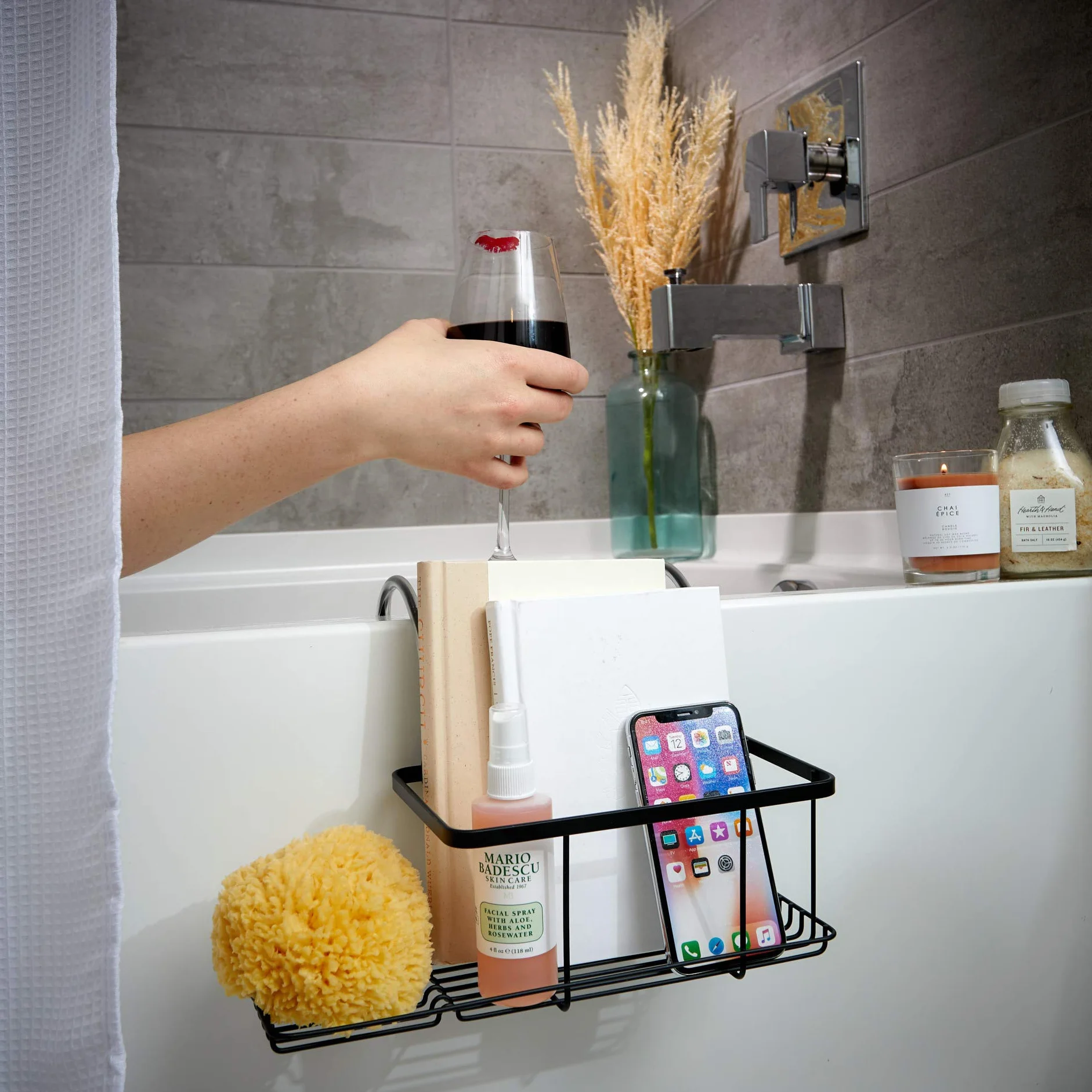 iDesign Przechowywanie łazienkowe bez wiercenia, mała metalowa wisząca taca do kąpieli, pojemnik na mydło, kosmetyki, książki, tablet i telefon, matowa czerń, 30,7 cm x 26 cm x 17 cm