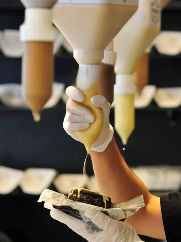 5,5 l komercyjna wisząca wyciskarka do sosu, wiszący dozownik do sosu, napełnialne butelki do wyciskania sosu i przypraw, plastikowa stacja dozująca przyprawy do dozownika sosu do domowej kuchni
