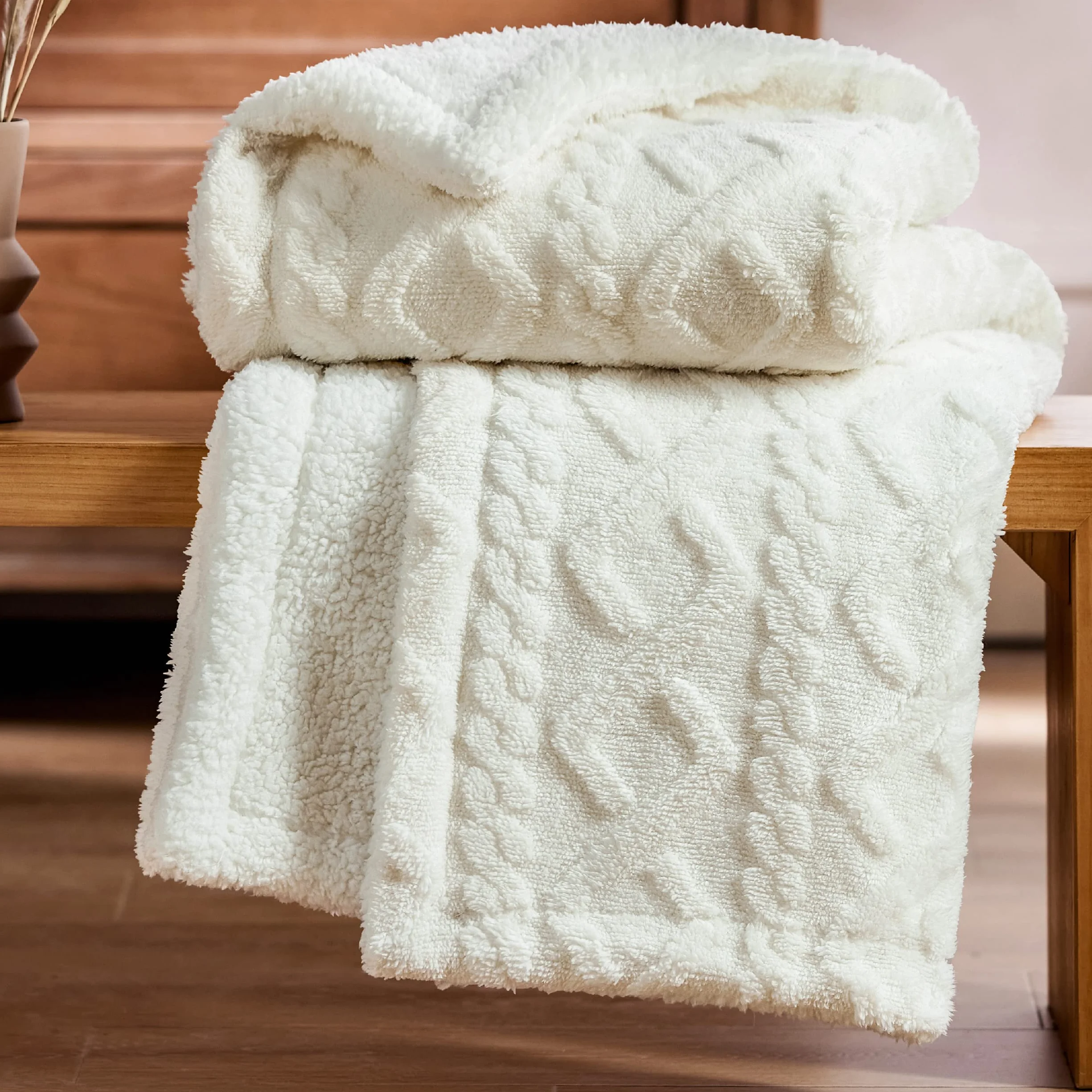 BEDSURE Przytulny koc na sofę, koc z dzianiny, 150 x 200 cm, na sofę, bardzo miękki, przytulny, do salonu, wełniany, biały, koc na kanapę, na sofę