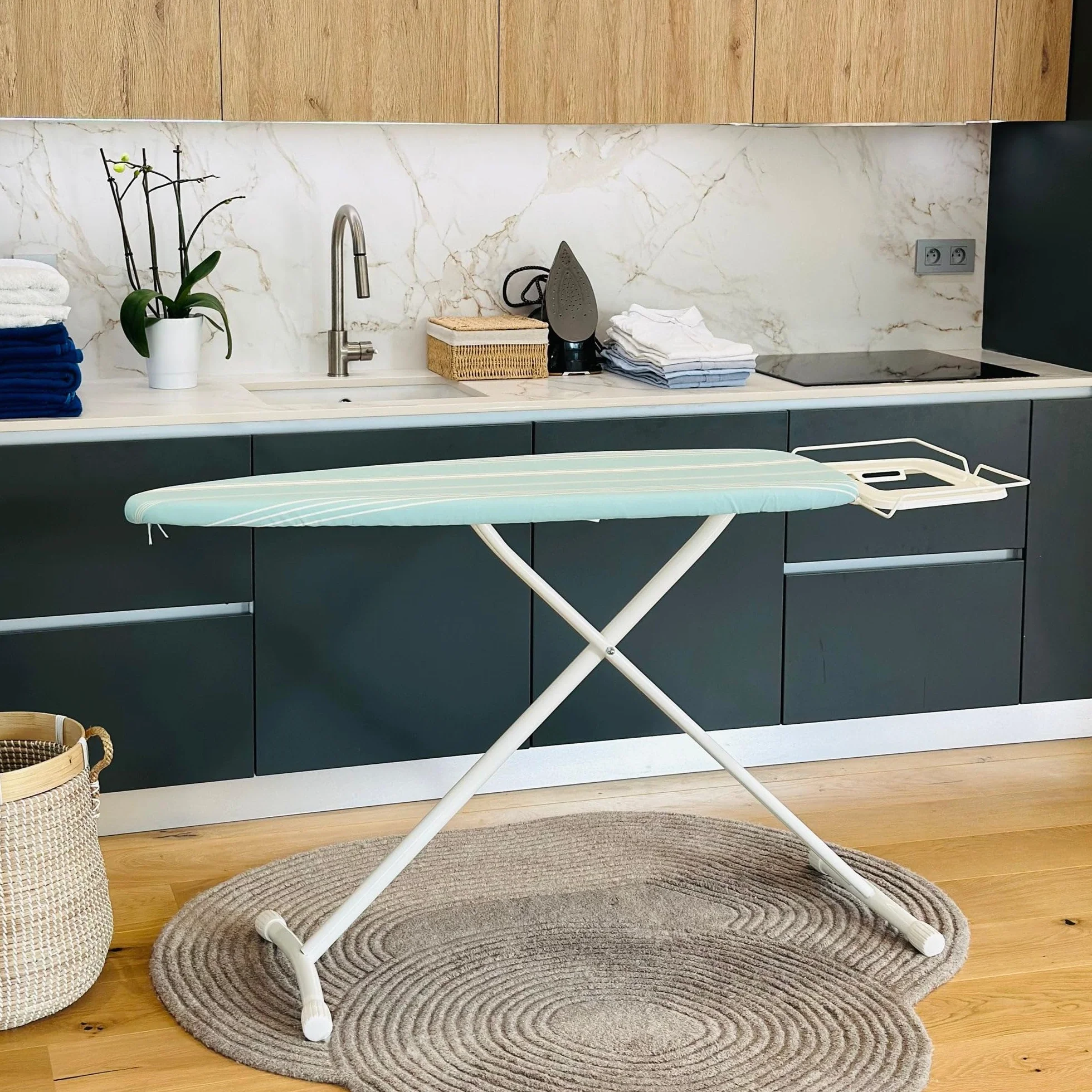 KITCHEN MOVE BERMUDA składana deska do prasowania ze stali 124x40 H94cm z żelazkiem i centralną podstawką parową