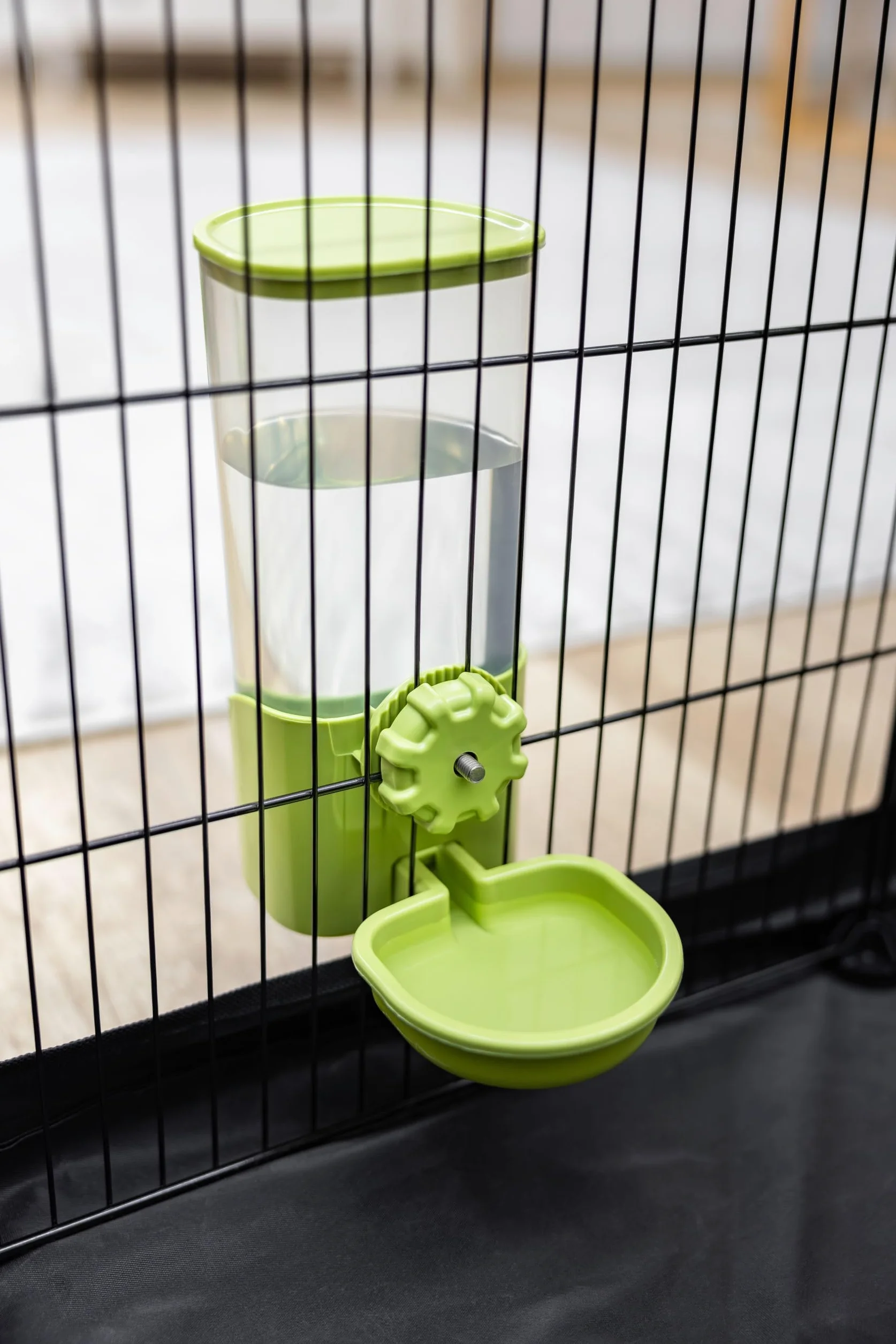 Kerbl Pet Dozownik Wody 850 Ml, dla Królików i Małych Zwierząt, Mocowanie Siatki, Zdejmowana Pokrywa, Plastik, nie Kapie, ZielonyPrzezroczysty