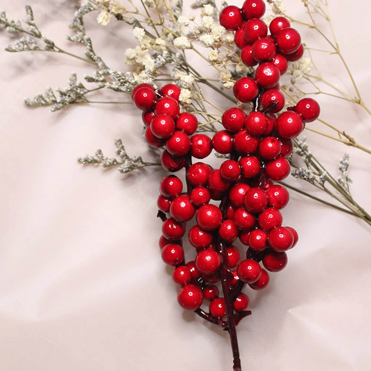 20 sztuk sztucznych czerwonych ostrokrzewów - gałązka jagodowa Holly Berry na ozdoby choinkowe i wieniec bożonarodzeniowy, dekoracyjne gałązki z jagodami