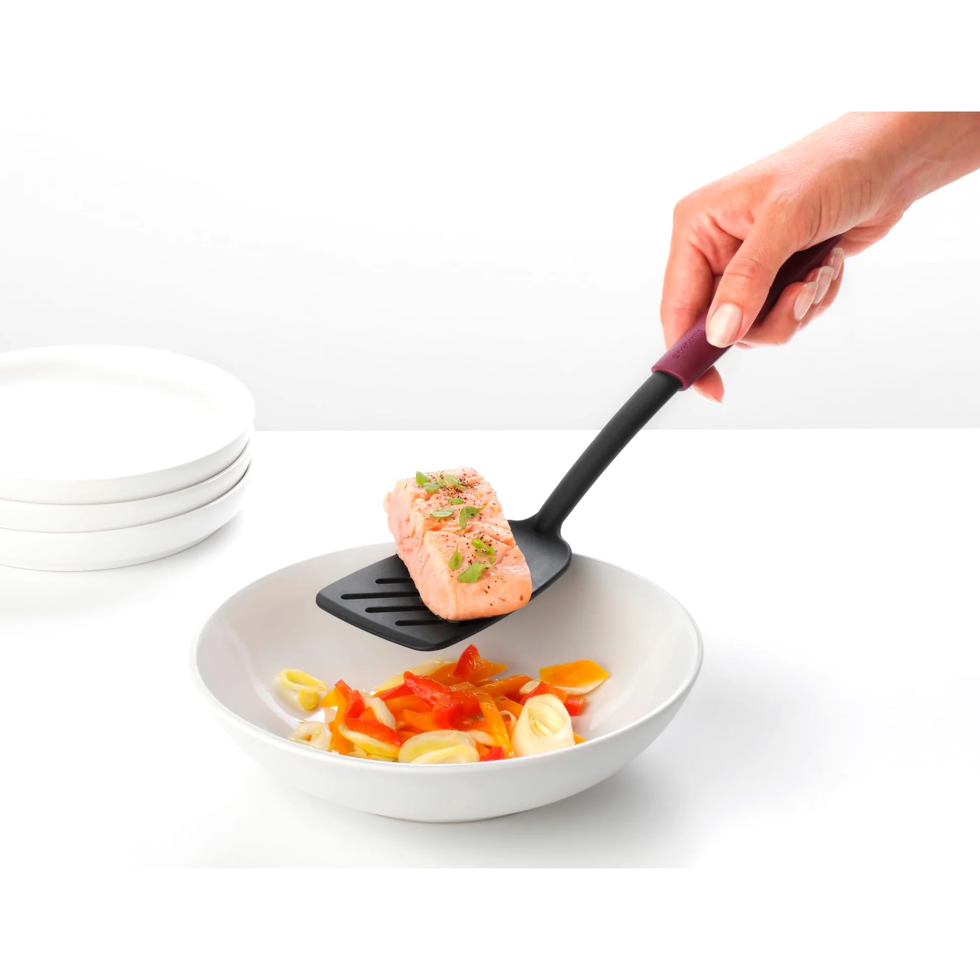 Szpatułka Brabantia TASTY+ | Odporna na ciepło nylonowa łopatka z otworami do patelni z powłoką nieprzywierającą | Można myć w zmywarce | Pętelka do zawieszania | Aubergine Red