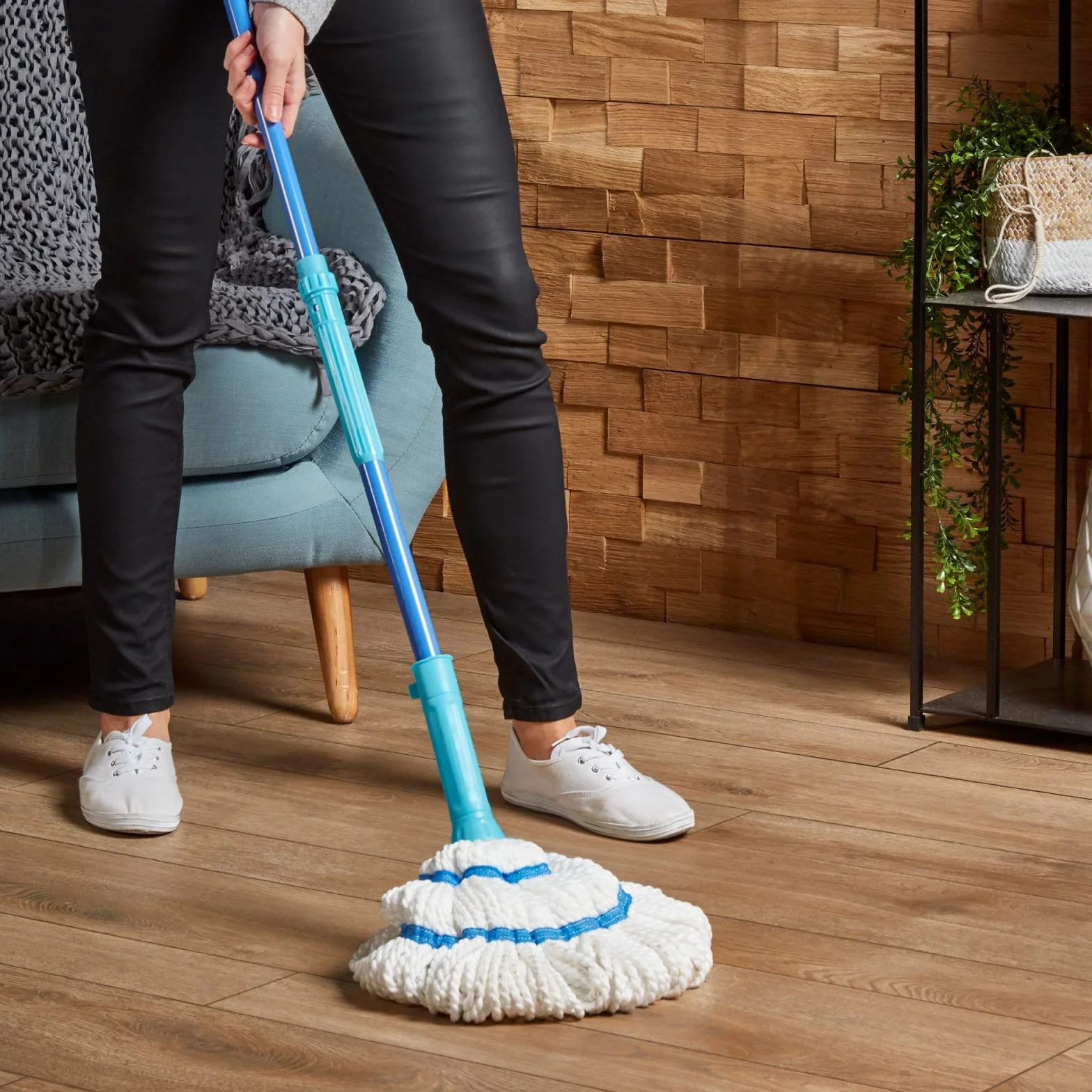 Spontex Mop Twist, mop z mikrofibry z wbudowanym systemem samoczynnego wyciskania, odporna na zarysowania podkładka do czyszczenia twardych plam, czyści laminat, drewno i płytki podłogowe, zmywalna