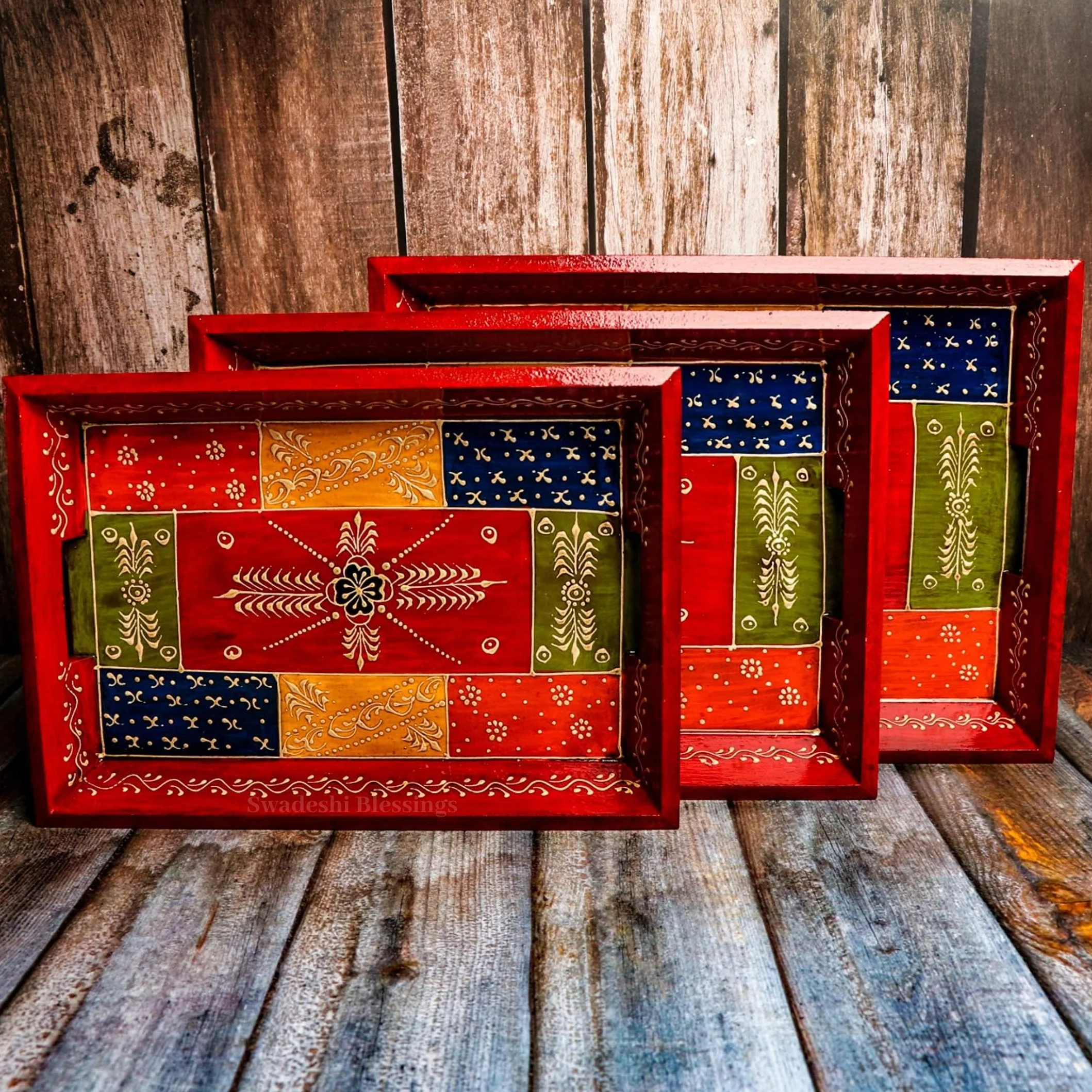 Swadeshi Blessings Zestaw drewnianych tacek do serwowania – ręcznie robione i ręcznie malowane do kuchni, stołu i dekoracji domu, jadalni, prezentów, restauracji, salonu, stolika kawowego (zestaw 3 szt.) (antyczny czerwony)