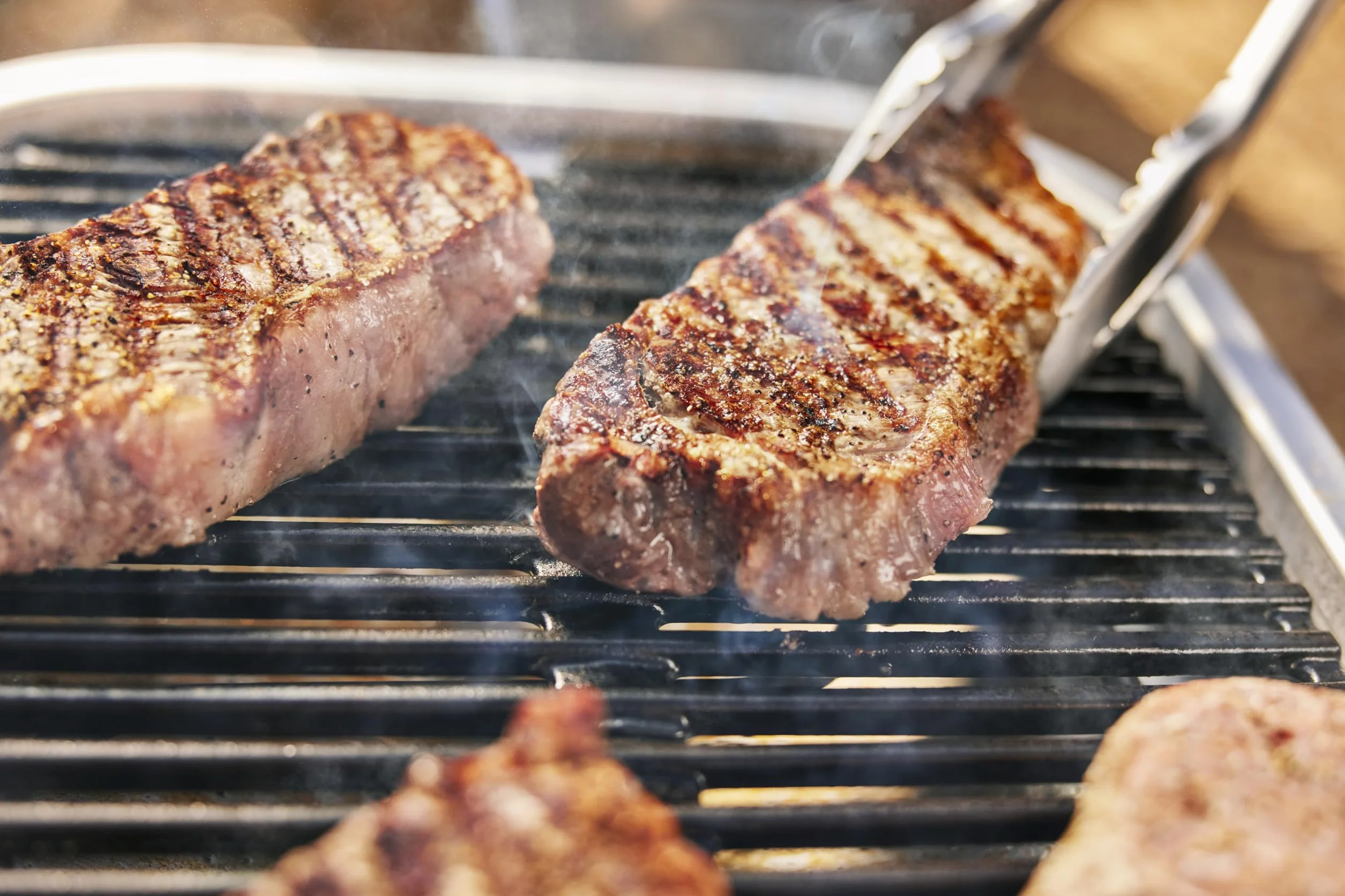 Weber Lumin Compact Przenośny Kompaktowy Grill Elektryczny, do 315 °C, z Termometrem w Pokrywie, Ruszty z Emaliowanego Żeliwa, Powierzchnia Grillowania 43 X 32 cm, Czarny (1502044)