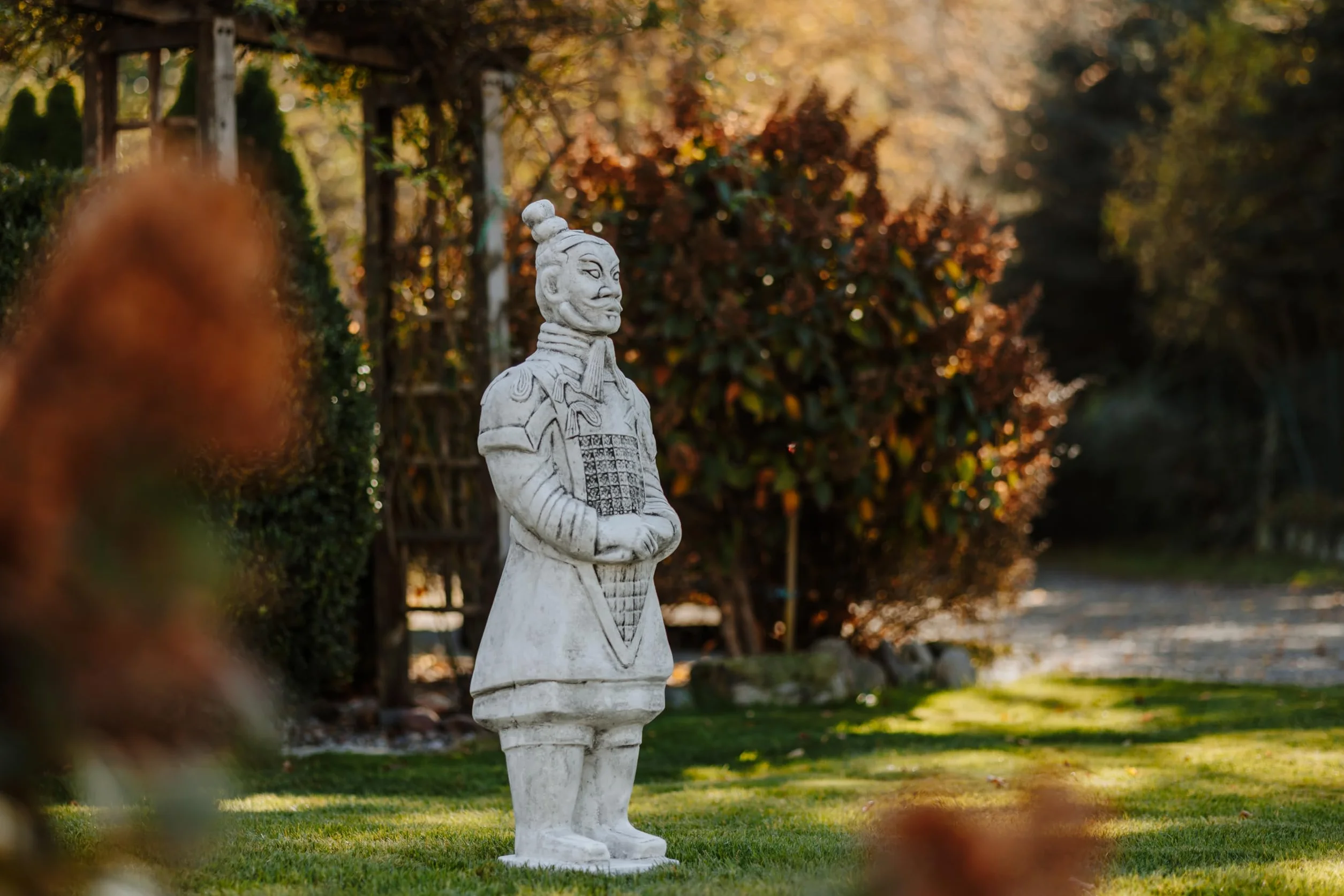 gartendekoparadies.de Statuetka chińskiego wojownika z terakoty, figurka z kamienia, wys. 107 cm, 75 kg, szara, odporna na mróz z odlewu kamiennego, do użytku na zewnątrz