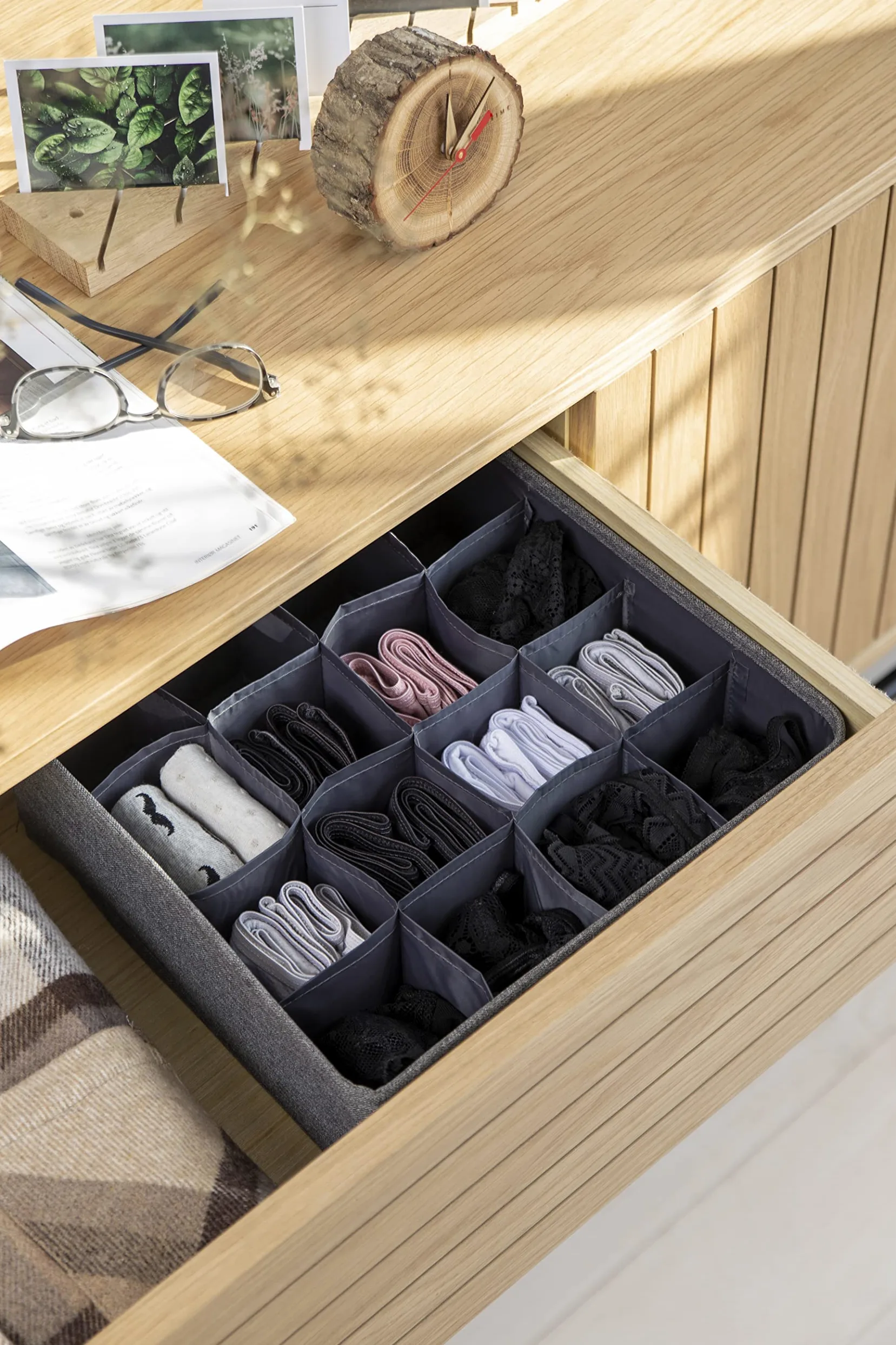 Bigso Box of Sweden Duży organizer do szuflad – pudełko do przechowywania z 16 przegródkami – praktyczne pudełko z szufladami na komodę lub do sypialni – idealne na mniejsze przedmioty – kolor szary