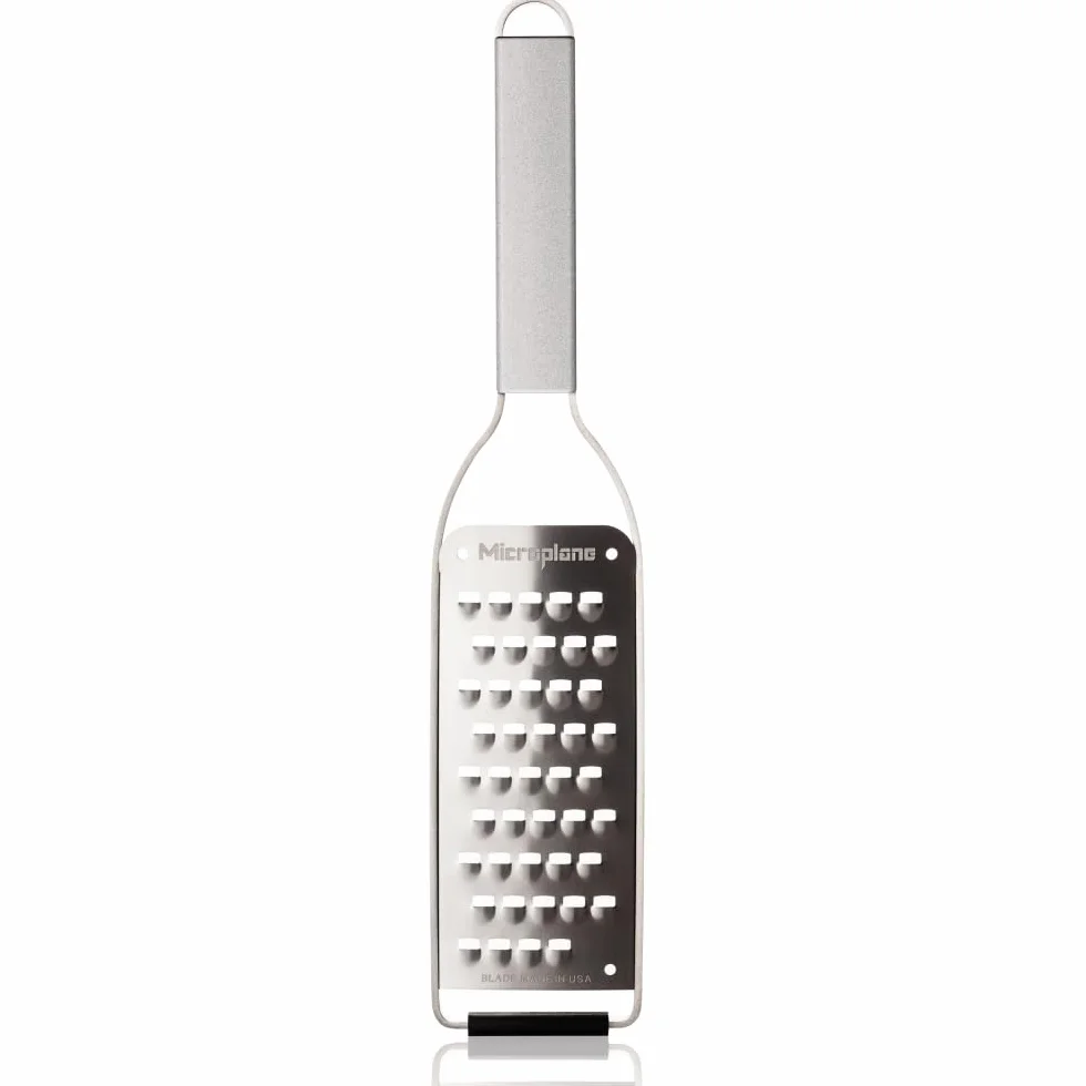 Microplane Nowa seria Professional – bardzo grube ostrze, eleganckie wzornictwo ze stali nierdzewnej, idealnie nadaje się do ziemniaków, cukinii, marchwi, jabłek lub miękkiego i twardego sera i wielu