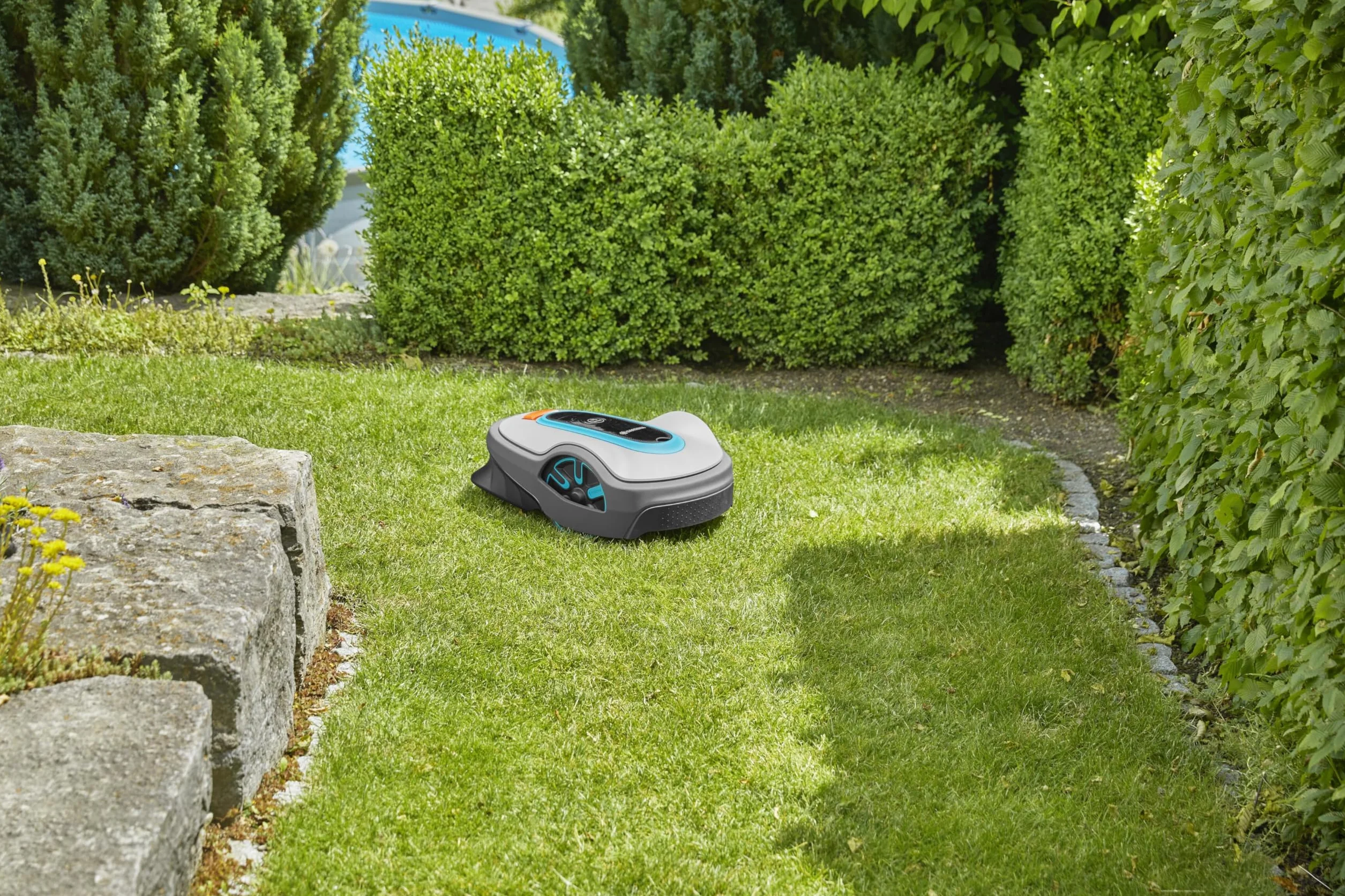 Gardena SILENO life: kosiarka automatyczna do trawników o powierzchni do 1250 m², sterowana za pomocą aplikacji Bluetooth, bardzo cicha - 57 db(A), kosi w każdych warunkach pogodowych (wersja PL)