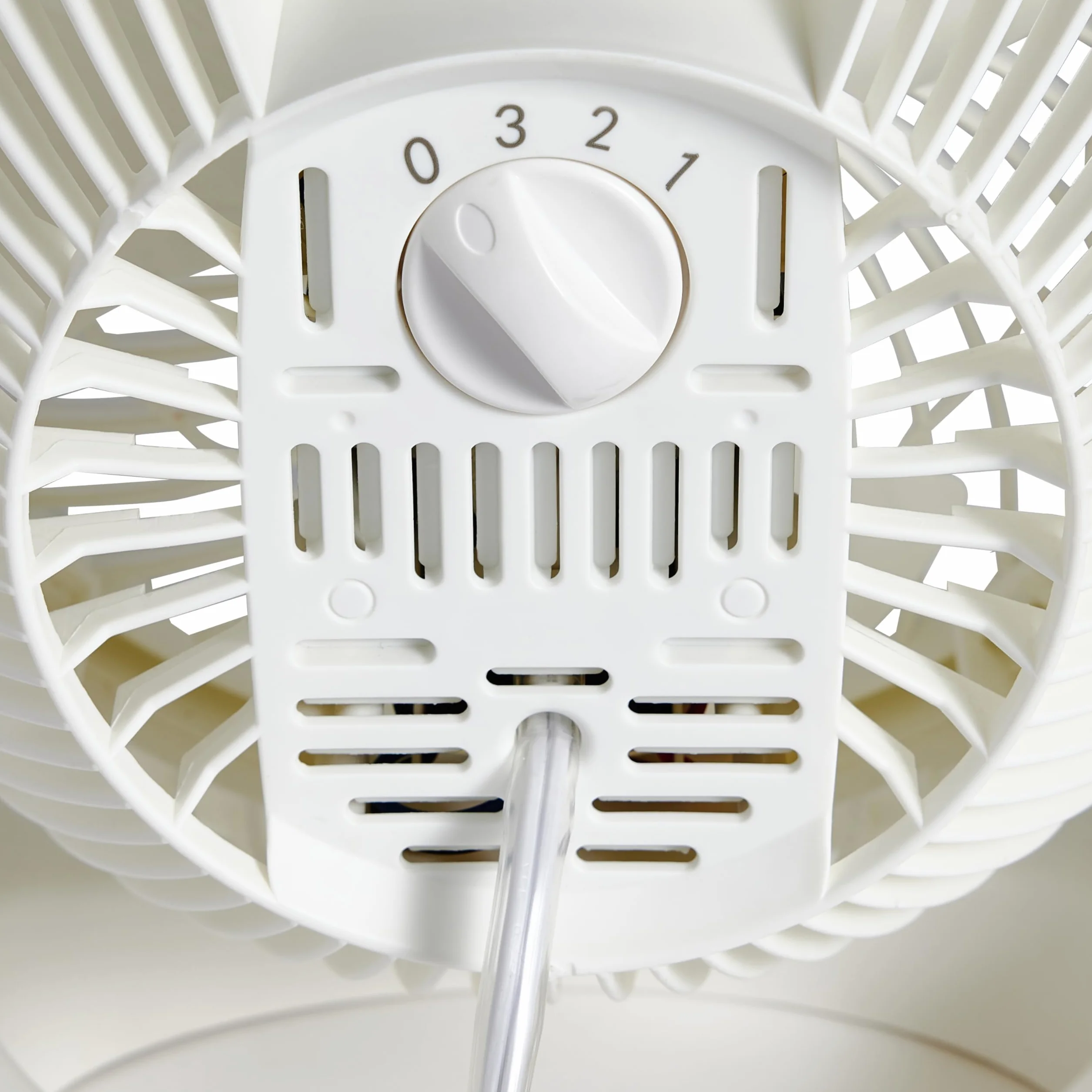 Amazon Basics Przenośny Wentylator Biurkowy, 18 cm, Chłodzenie o Niskim Poziomie Hałasu, 3 Prędkości, Regulacja Kąta w Zakresie 90°, Biały, 15,49 × 27,3 × 27,69 cm