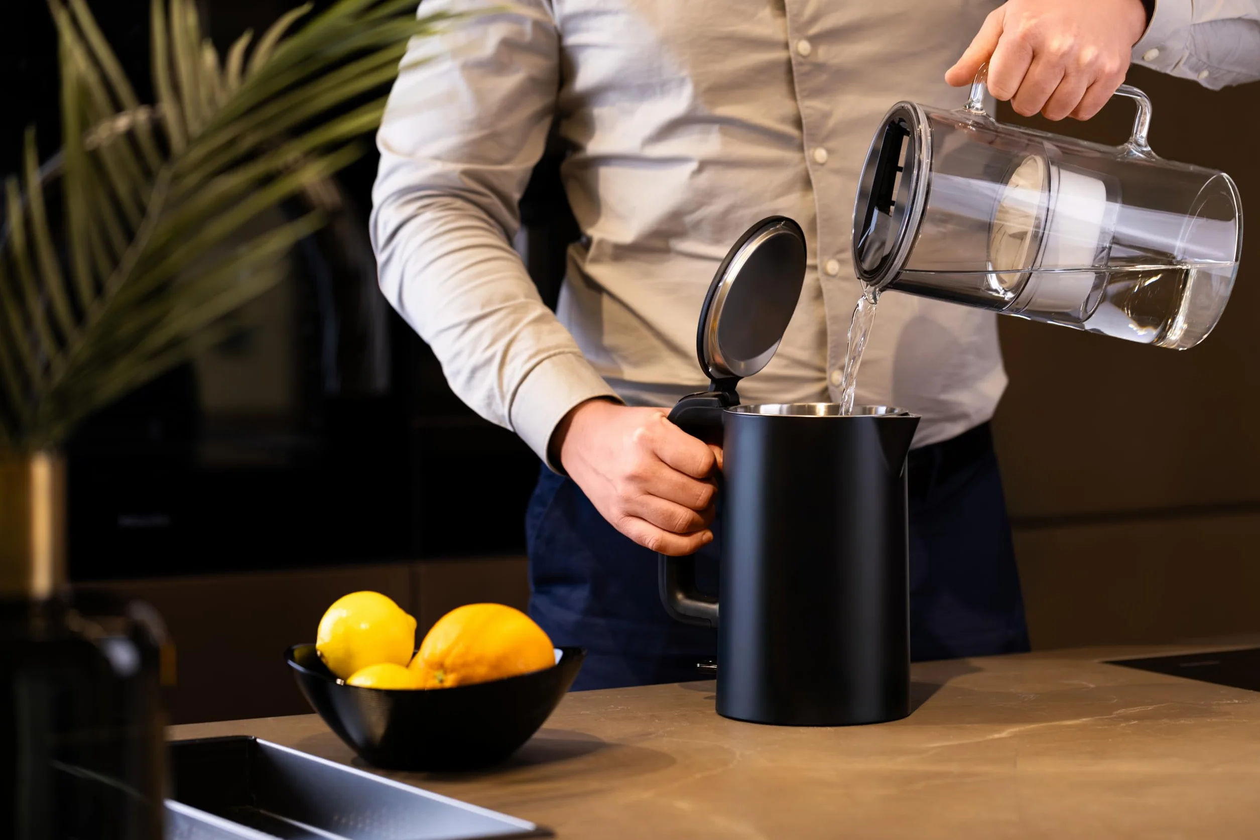 Wessper Szklana karafka na wodę 3L z filtrem | Zamiennik dla filtra Dafi Unimax Aquaphor A5 BRITA Maxtra+ PHILIPS AWP212/10 | Redukuje wapno, chlor i metale występujące w wodzie | Czarny
