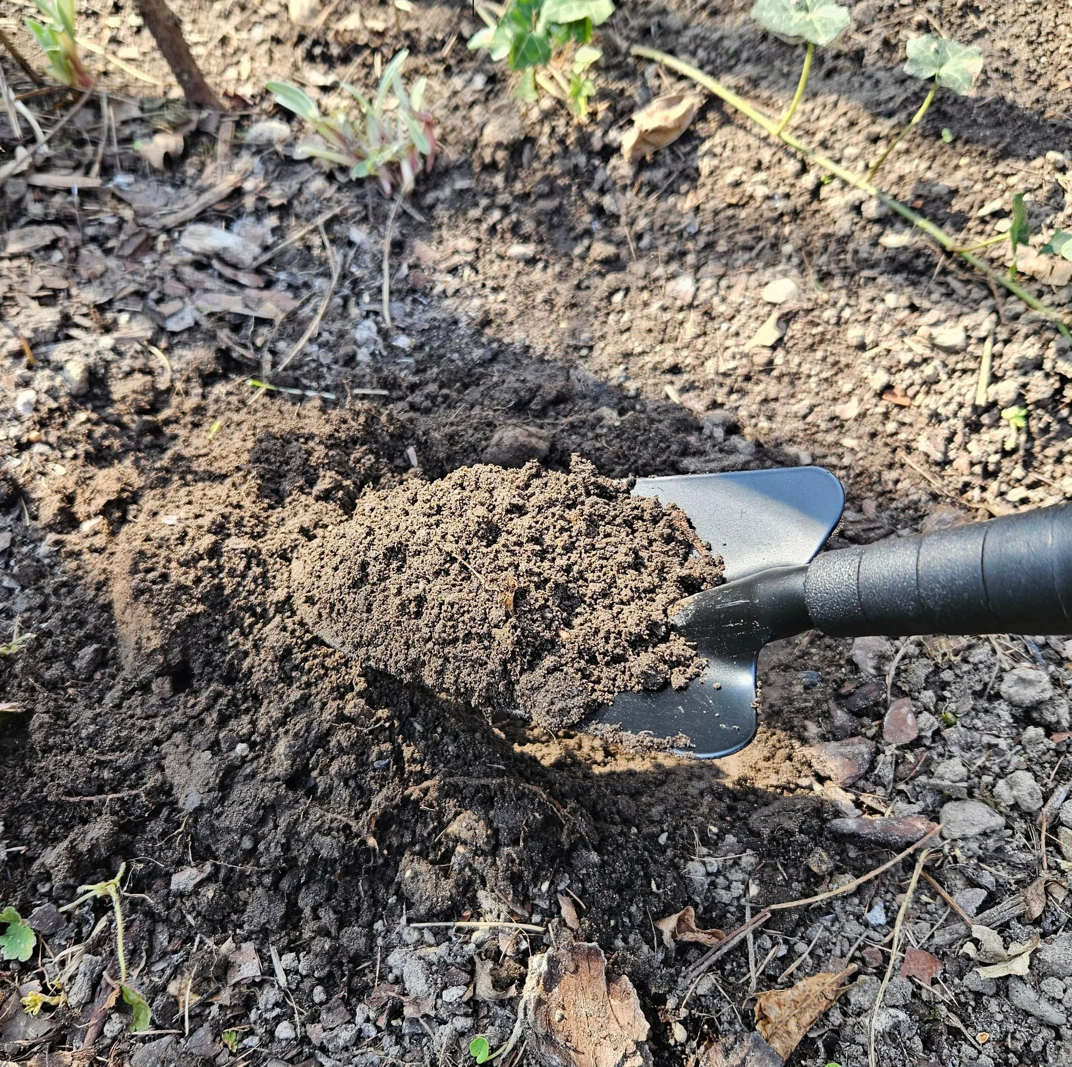 Mivos Łopatka do kwiatów z metalu do sadzenia i przesadzania – mała kielnia ogrodowa, na balkon, ręczna szufla do prac ogrodowych, łopatka o szerokości roboczej 8 cm