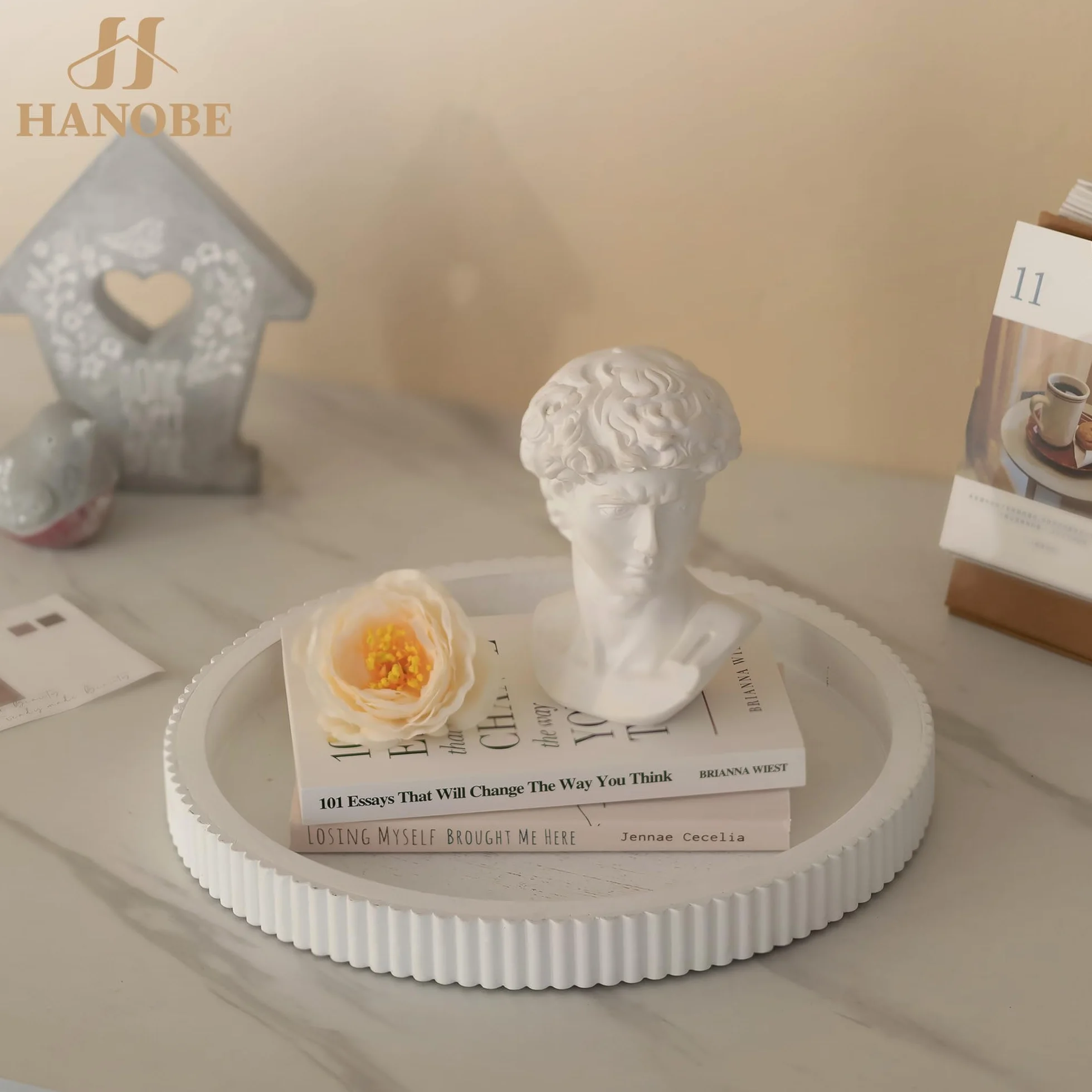 Hanobe Okrągła dekoracyjna taca Deco: Shabby Chic Białe drewniane tacki do serwowania do kuchni salonu - 30 cm Nowoczesna dekoracja domu Pionowe paski na stolik kawowy Wejście