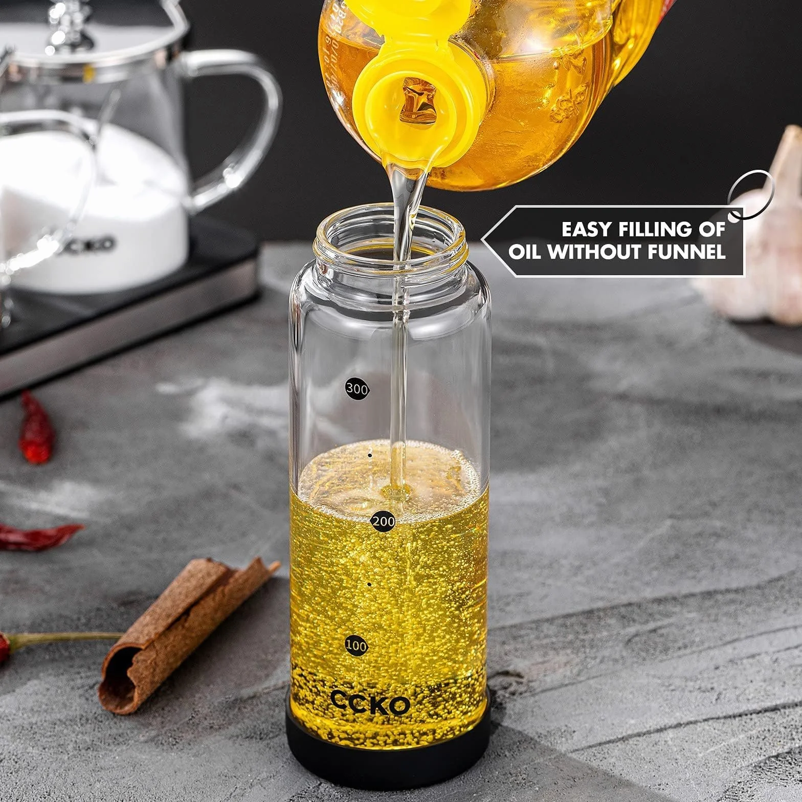 Szklana butelka na oliwę z oliwek 350 ml, z dzióbkiem ze stali nierdzewnej i gumowym dnem, odporna na wysoką temperaturę