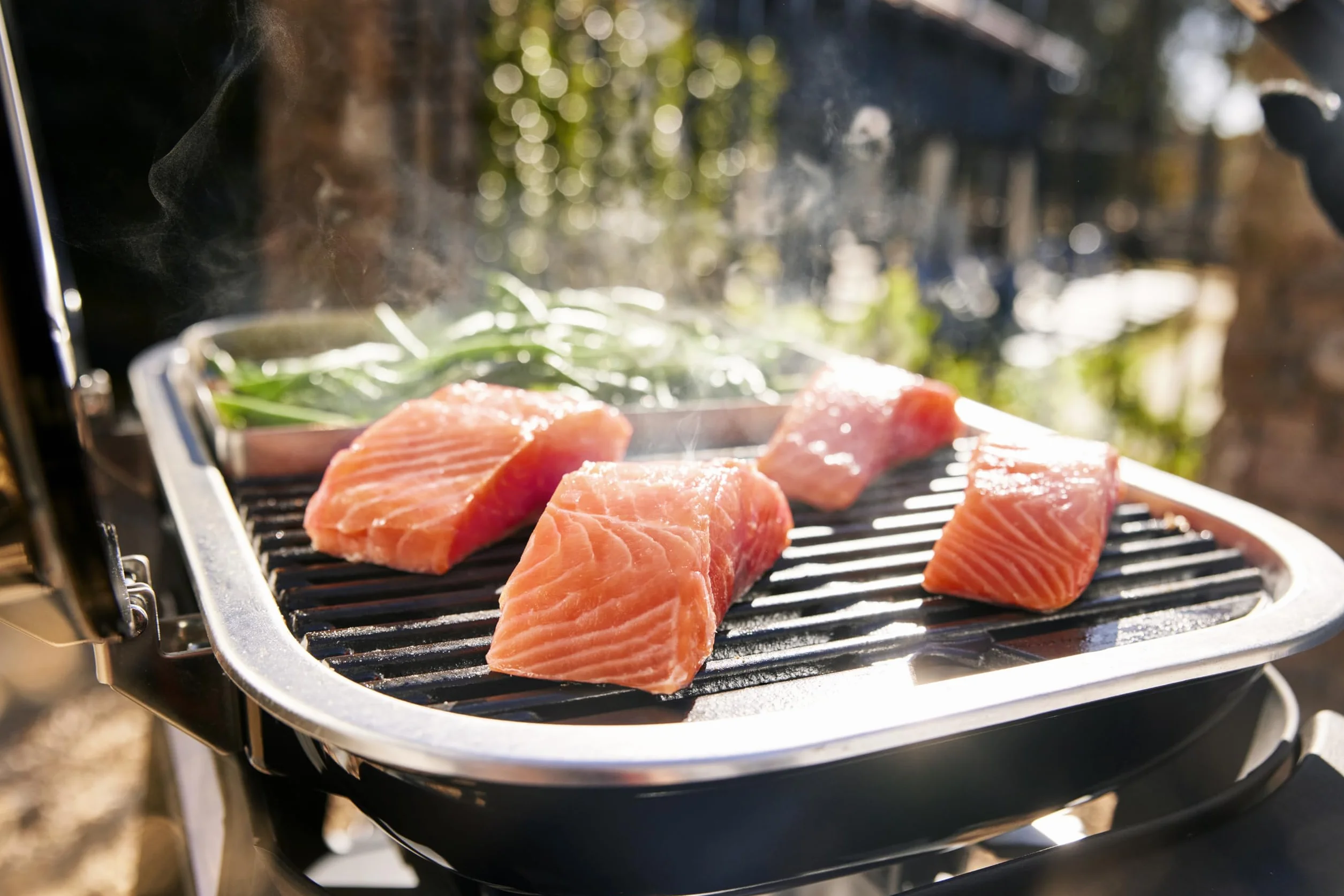Weber Lumin Compact Przenośny Kompaktowy Grill Elektryczny, do 315 °C, z Termometrem w Pokrywie, Ruszty z Emaliowanego Żeliwa, Powierzchnia Grillowania 43 X 32 cm, Czarny (1502044)