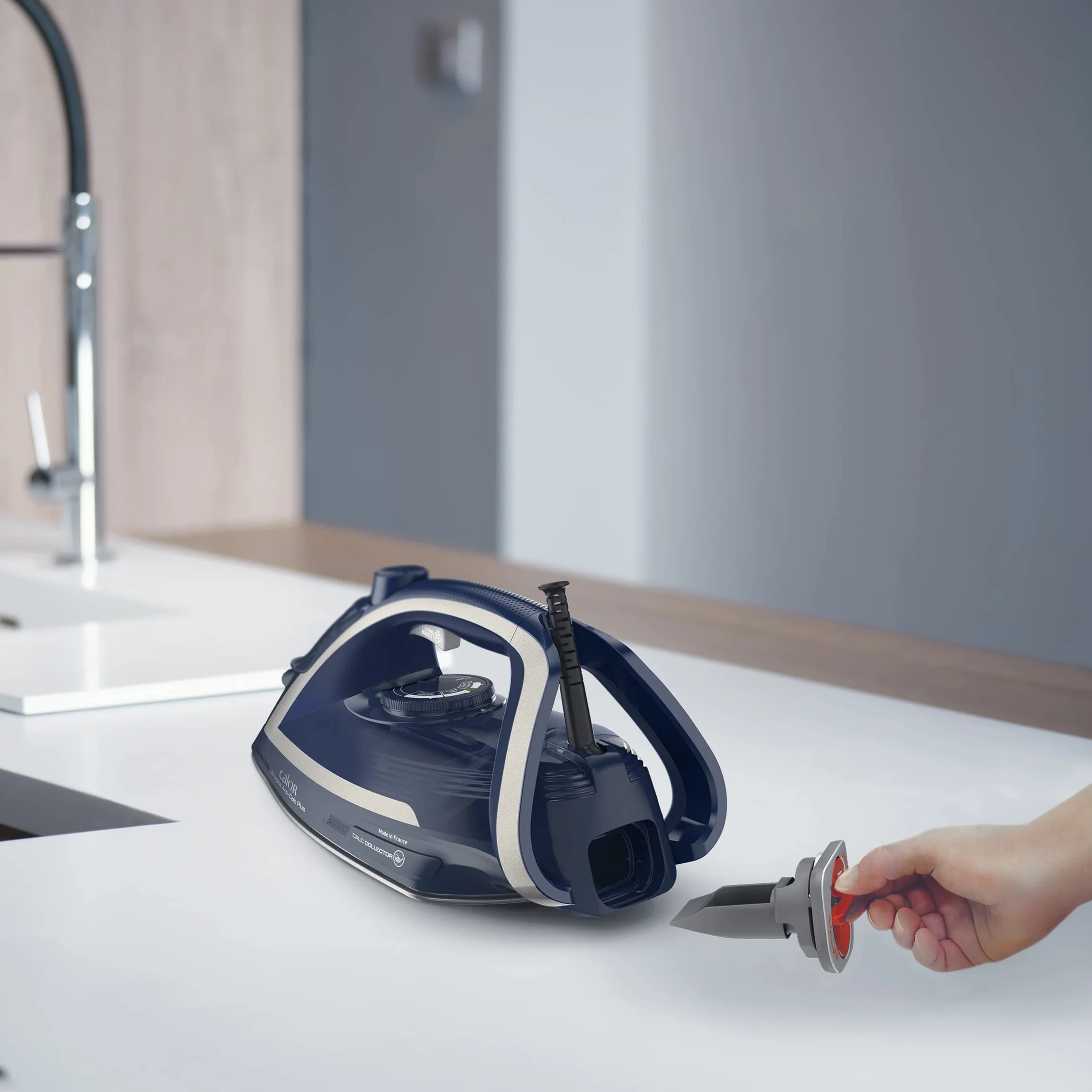 Tefal FV6830 Ultragliss Anti-Calc Plus Żelazko Parowe, 2800 W, Niebieski/Biały