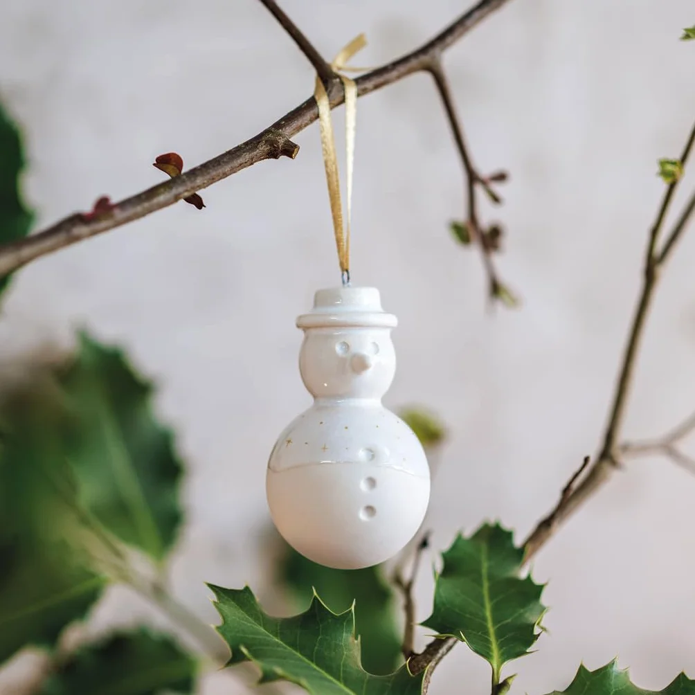 like. by Villeroy & Boch – Winter Glow ozdoba bałwanek, dekoracja świąteczna z porcelany Premium, ozdoba choinkowa, 4,5 x 4,5 x 8 cm