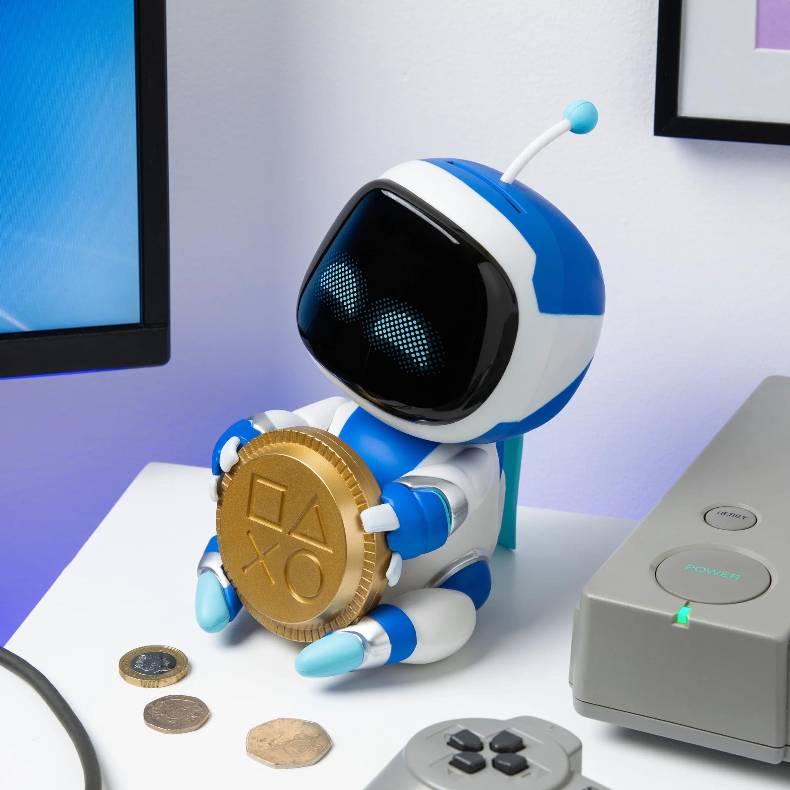 Astro Bot skarbonka – 18 cm interaktywne pudełko na monety z efektami dźwiękowymi, świnka skarbonka na baterie, dla dzieci i graczy | Paladone