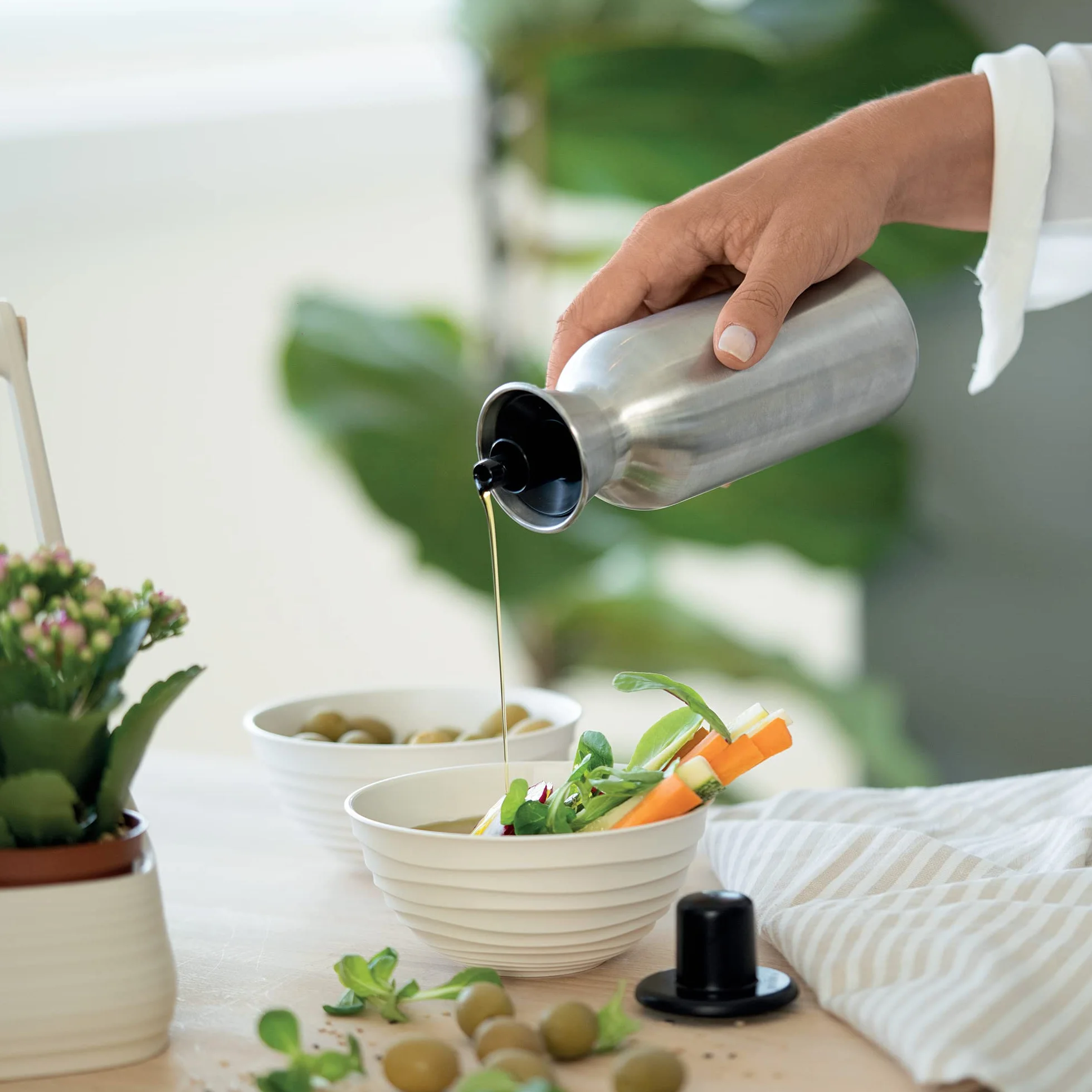 Guzzini - Kitchen Active Design, PERFECT DRESSING STEEL, Butelka na olej/oct ze stali nierdzewnej - Czarny, Ø 6 x h19,5 cm | 330ml - 11720010