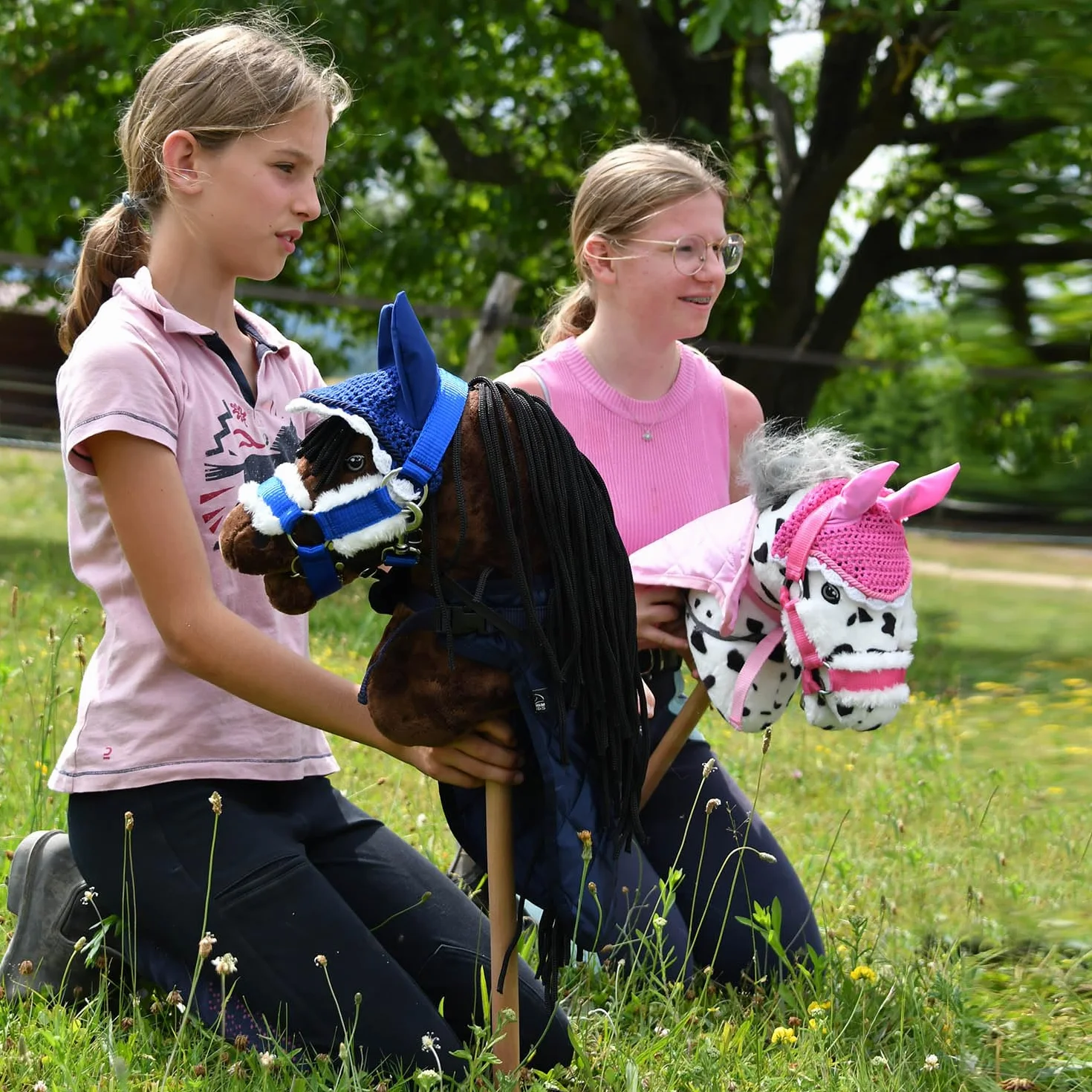 Hobby Horse różowy kantar z linką i czapką przeciw owadom, zestaw akcesoriów do aktywności koni hobby.
